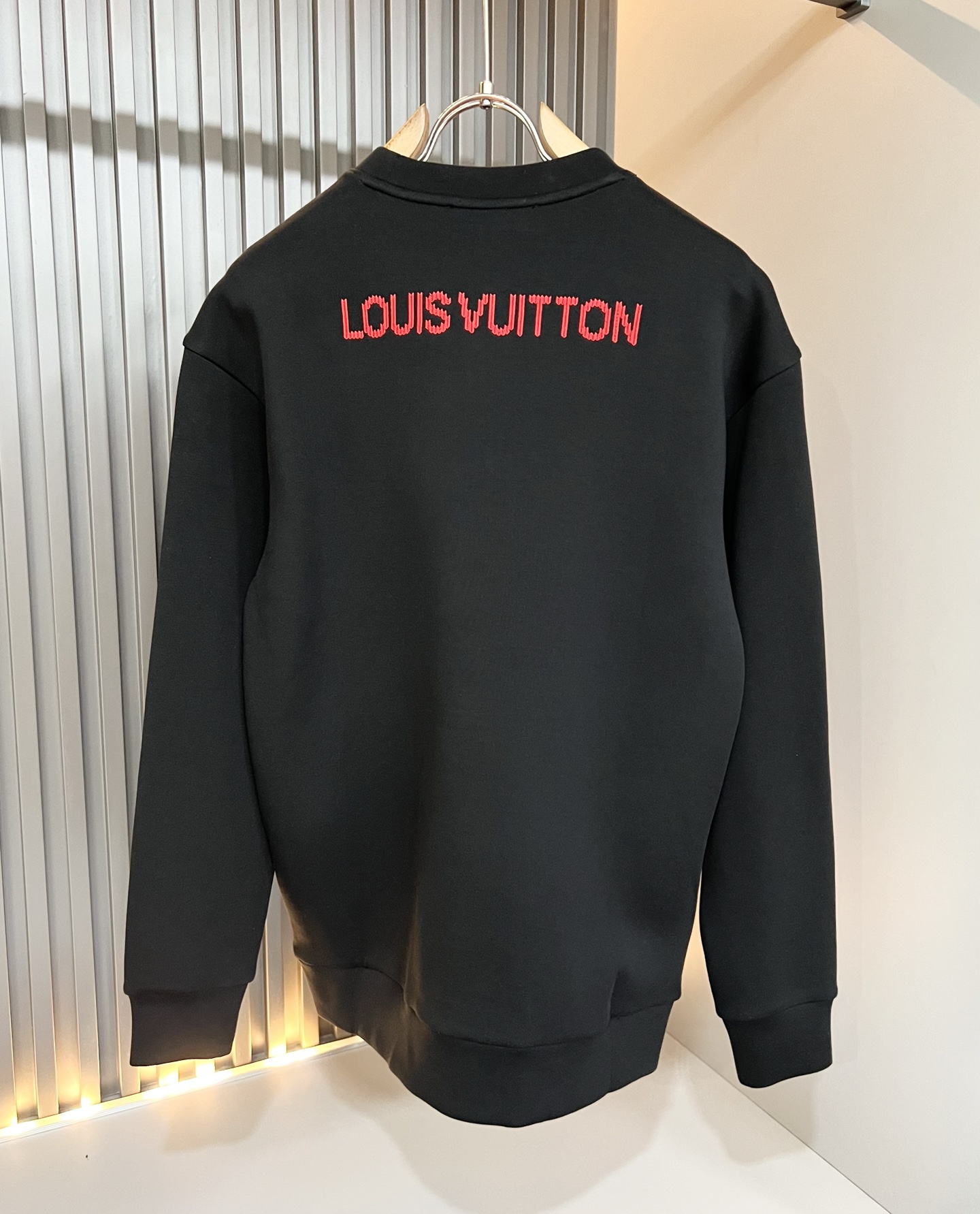 LouisVuitt*路易*登 2026秋冬全新系列单品上线，非常时髦前卫的一款男女同款👫长袖卫衣，胸前标识logo刺绣