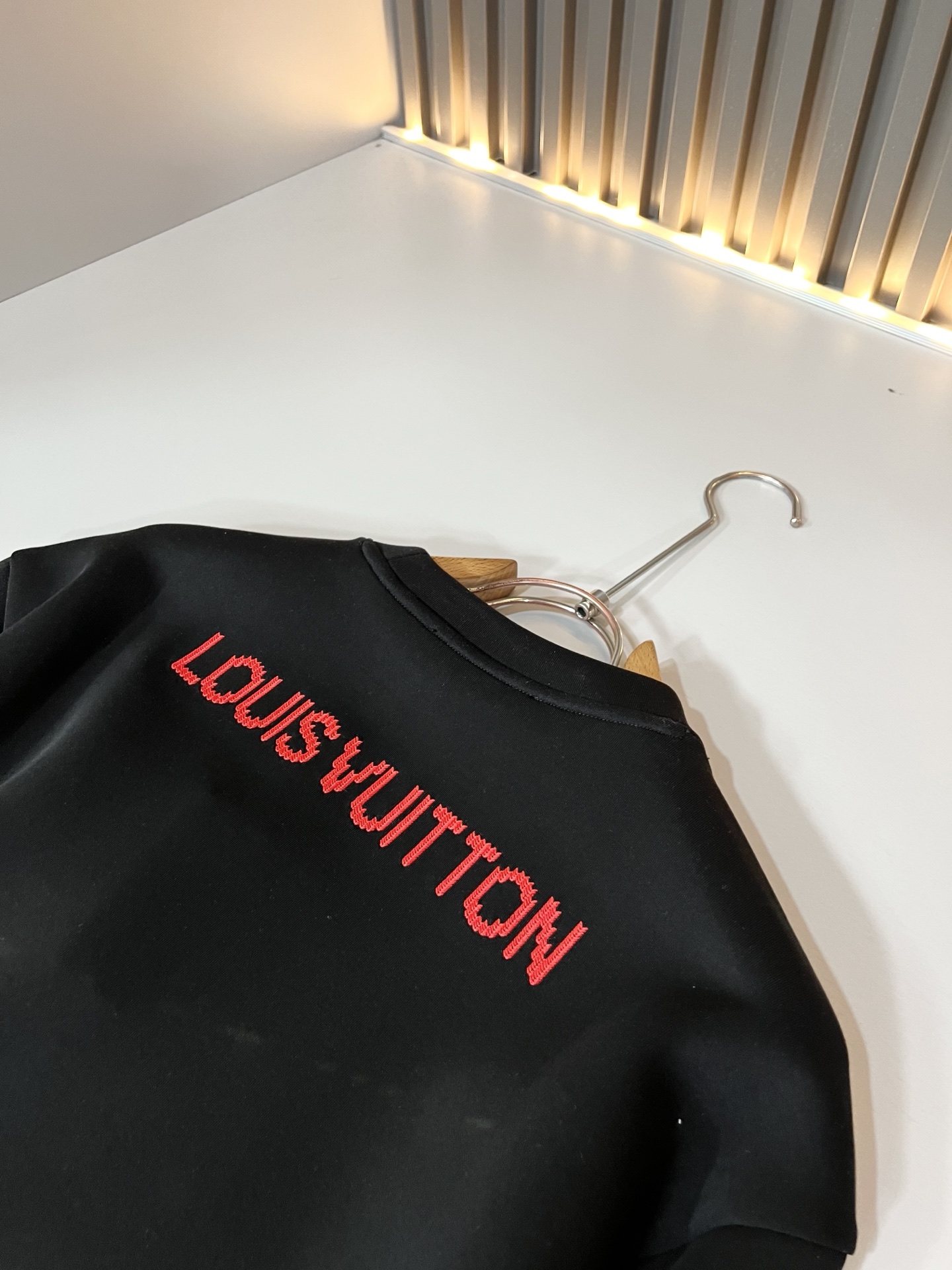 LouisVuitt*路易*登 2026秋冬全新系列单品上线，非常时髦前卫的一款男女同款👫长袖卫衣，胸前标识logo刺绣