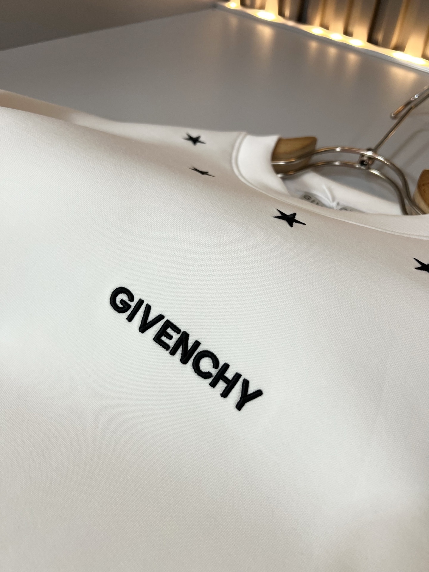 Giv*chy/纪*希2026秋冬新款男女同款👫卫衣，主创时尚注入了全新时尚能量。通过探索各种题材和性感魅力，极具辨识度