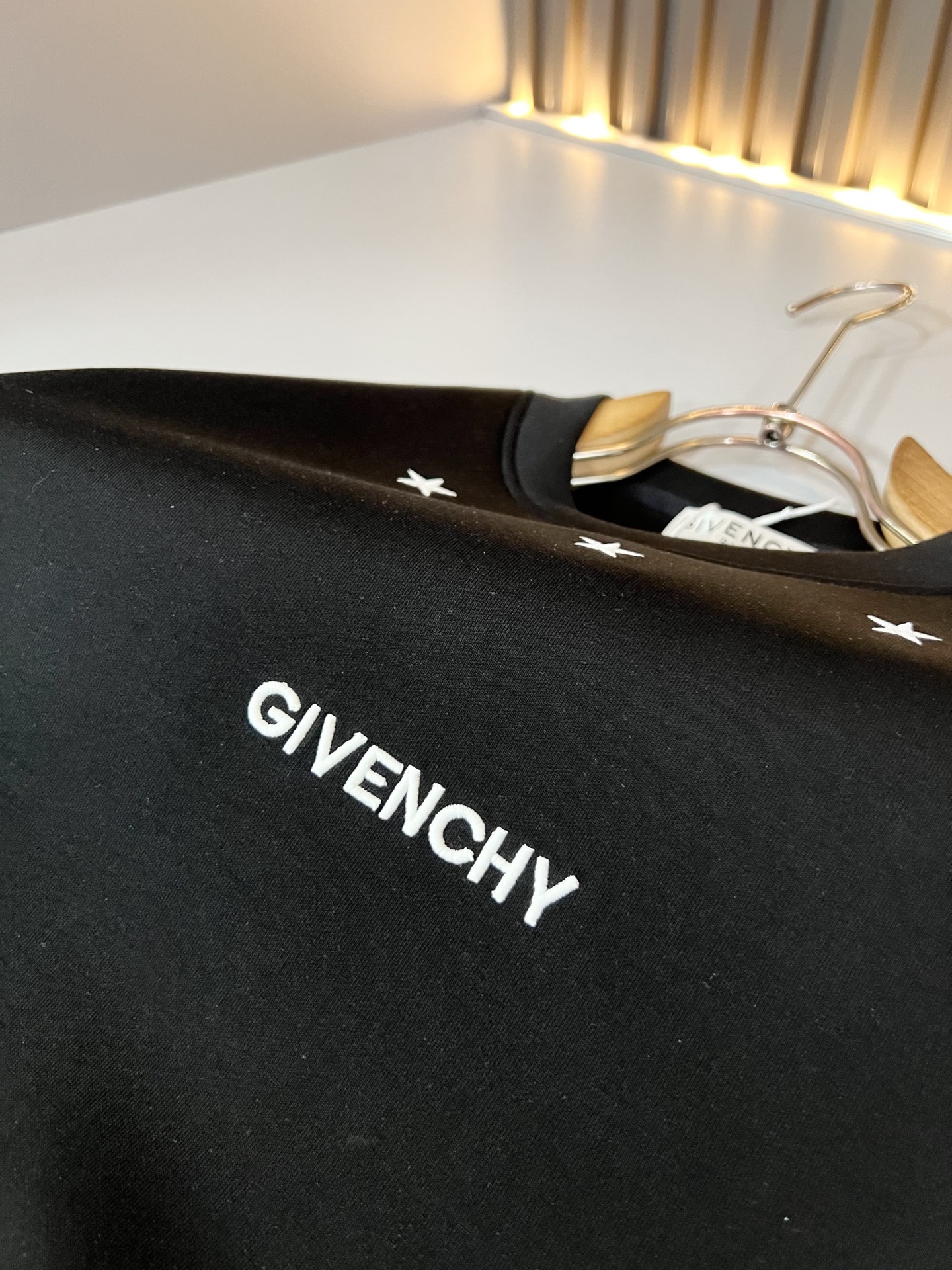 Giv*chy/纪*希2026秋冬新款男女同款👫卫衣，主创时尚注入了全新时尚能量。通过探索各种题材和性感魅力，极具辨识度