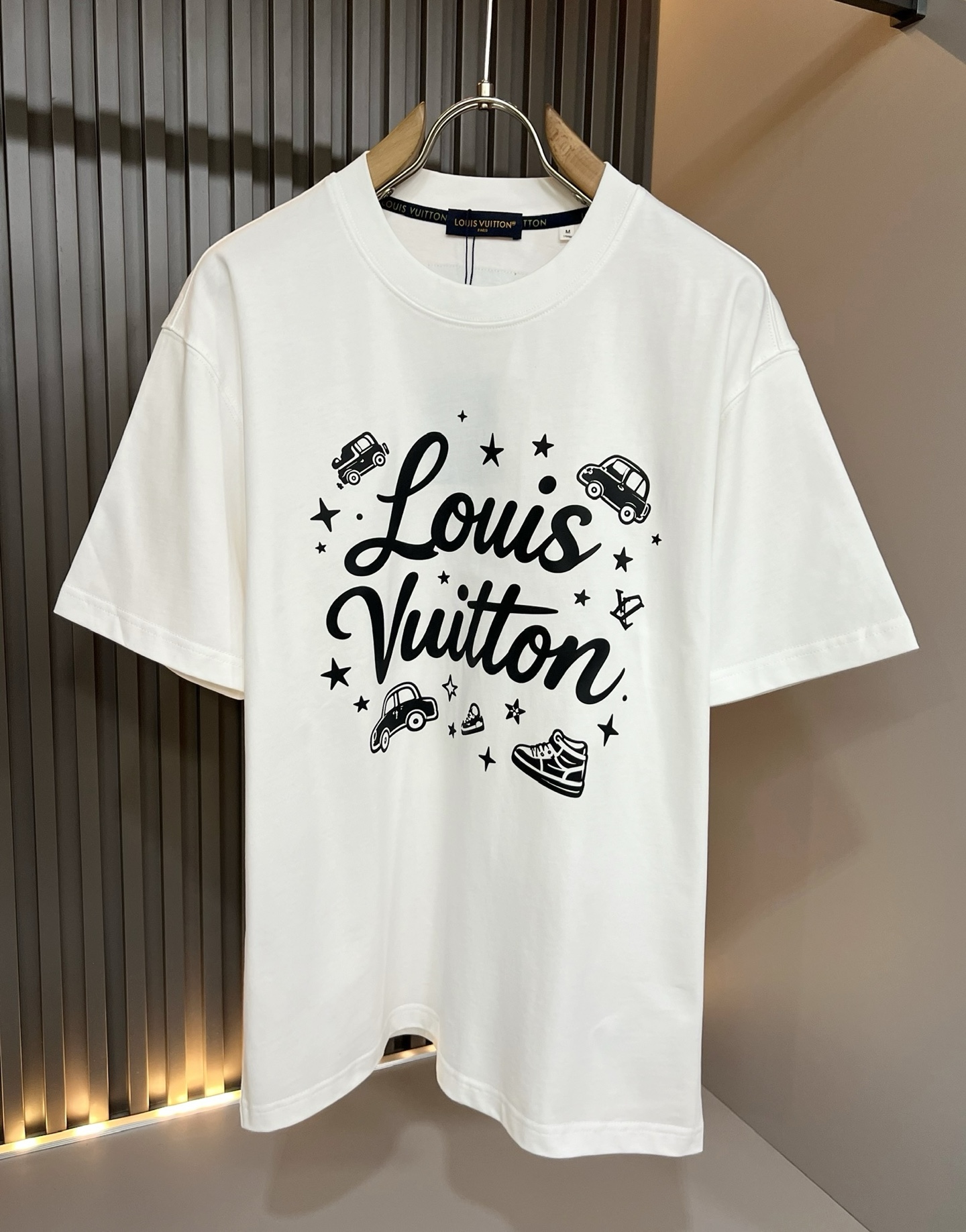 LouisVuitt*路易*登 2026春夏全新系列单品上线，非常时髦前卫的一款男女同款短袖T恤，标识logo图案印花修