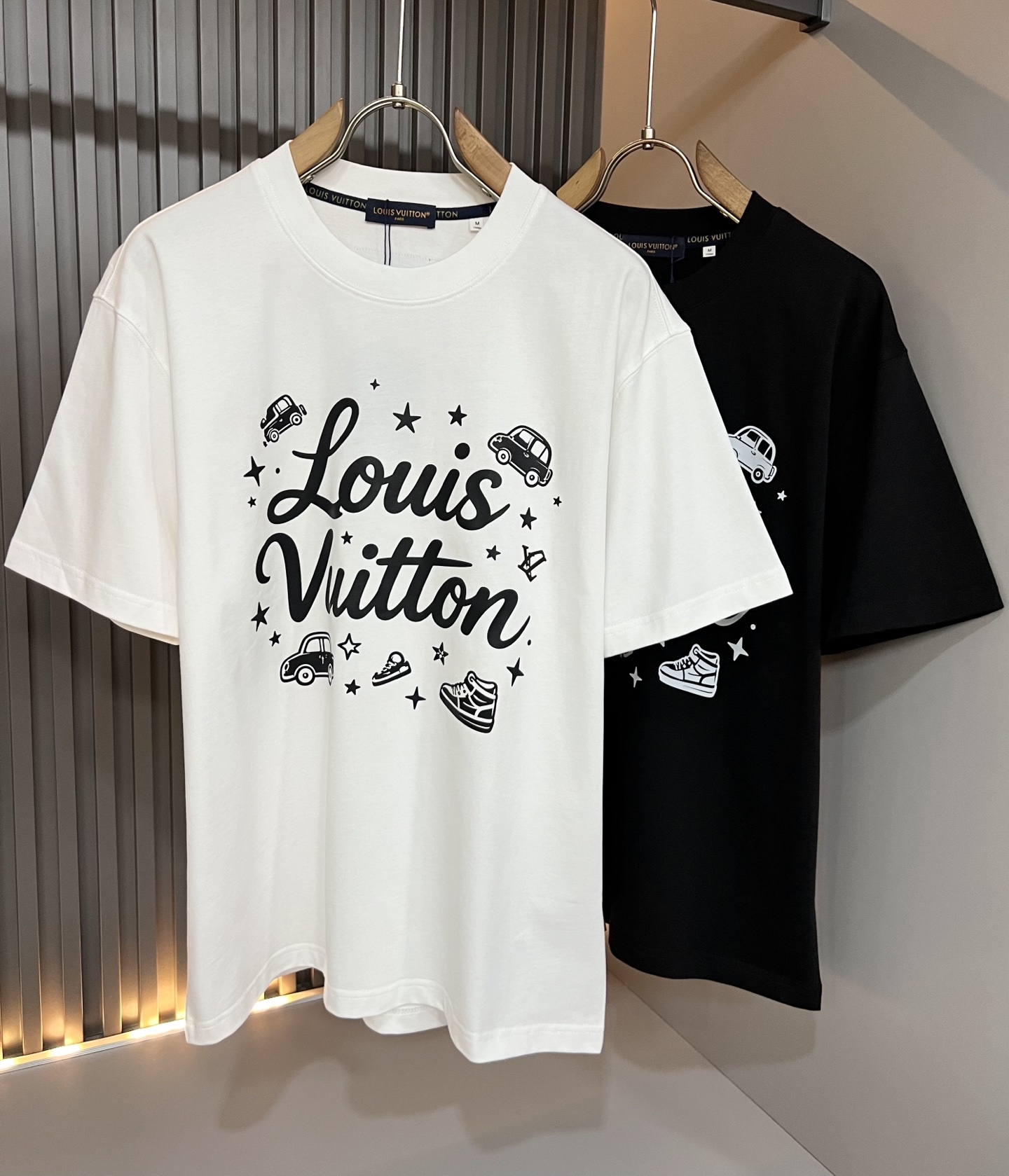 LouisVuitt*路易*登 2026春夏全新系列单品上线，非常时髦前卫的一款男女同款短袖T恤，标识logo图案印花修