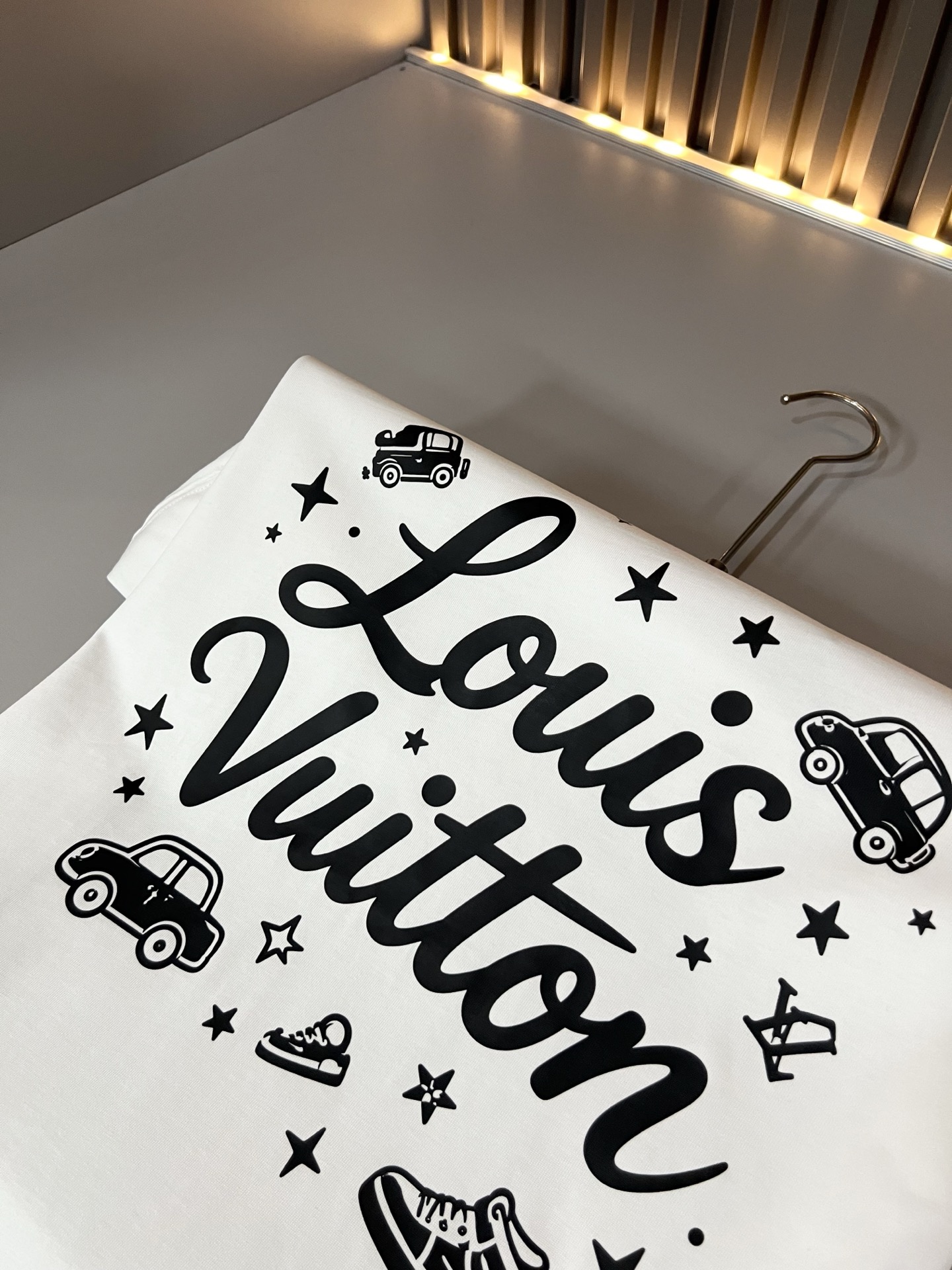 LouisVuitt*路易*登 2026春夏全新系列单品上线，非常时髦前卫的一款男女同款短袖T恤，标识logo图案印花修