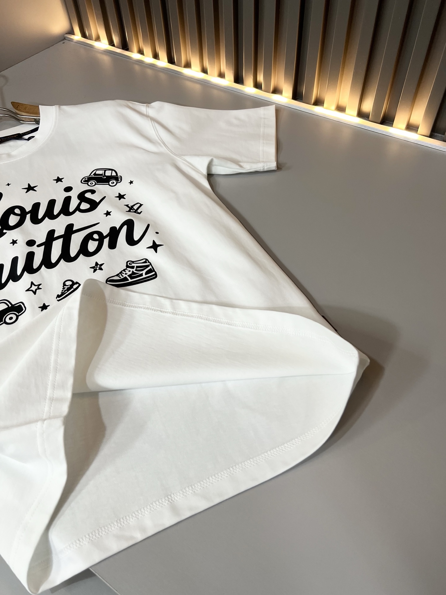 LouisVuitt*路易*登 2026春夏全新系列单品上线，非常时髦前卫的一款男女同款短袖T恤，标识logo图案印花修
