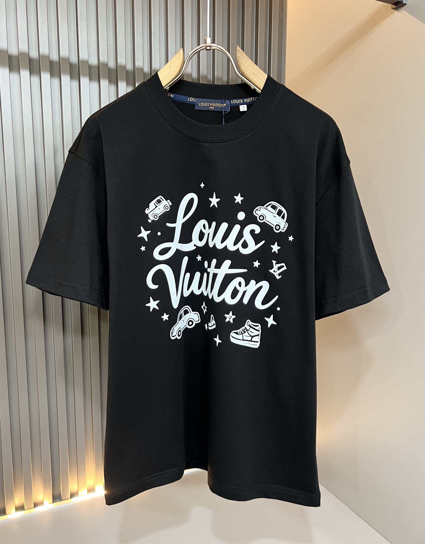 LouisVuitt*路易*登 2026春夏全新系列单品上线，非常时髦前卫的一款男女同款短袖T恤，标识logo图案印花修