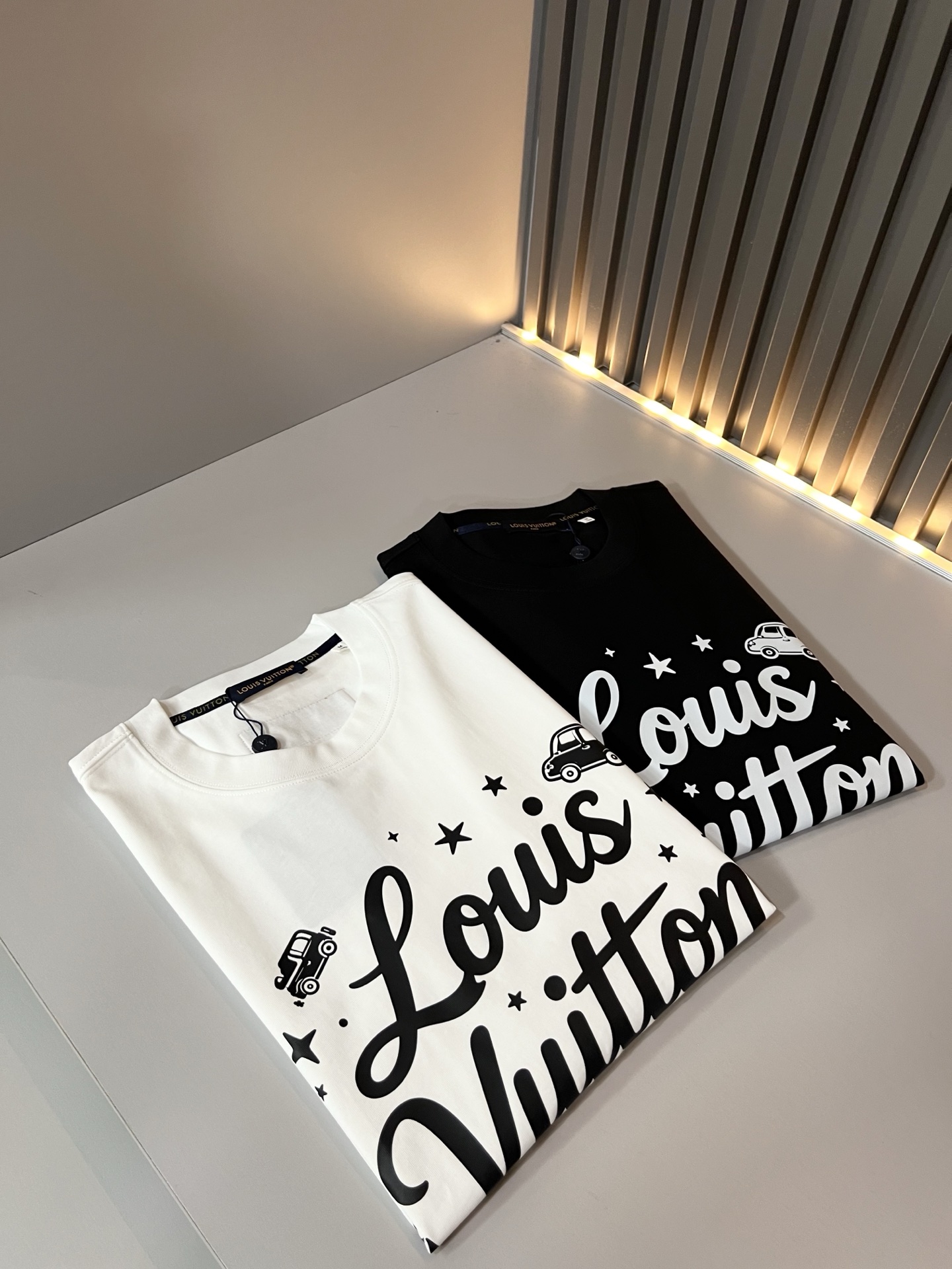 LouisVuitt*路易*登 2026春夏全新系列单品上线，非常时髦前卫的一款男女同款短袖T恤，标识logo图案印花修