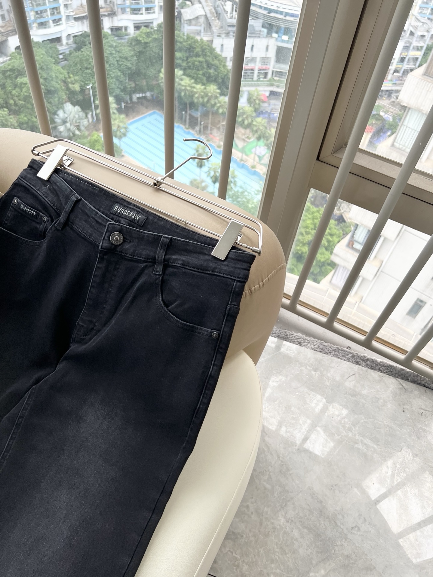 BURBER*Y巴*莉 2026秋冬新品男士高端休闲百搭牛仔裤！对于BUR粉丝来说，这样大气的经典设计足矣一眼种草，是今