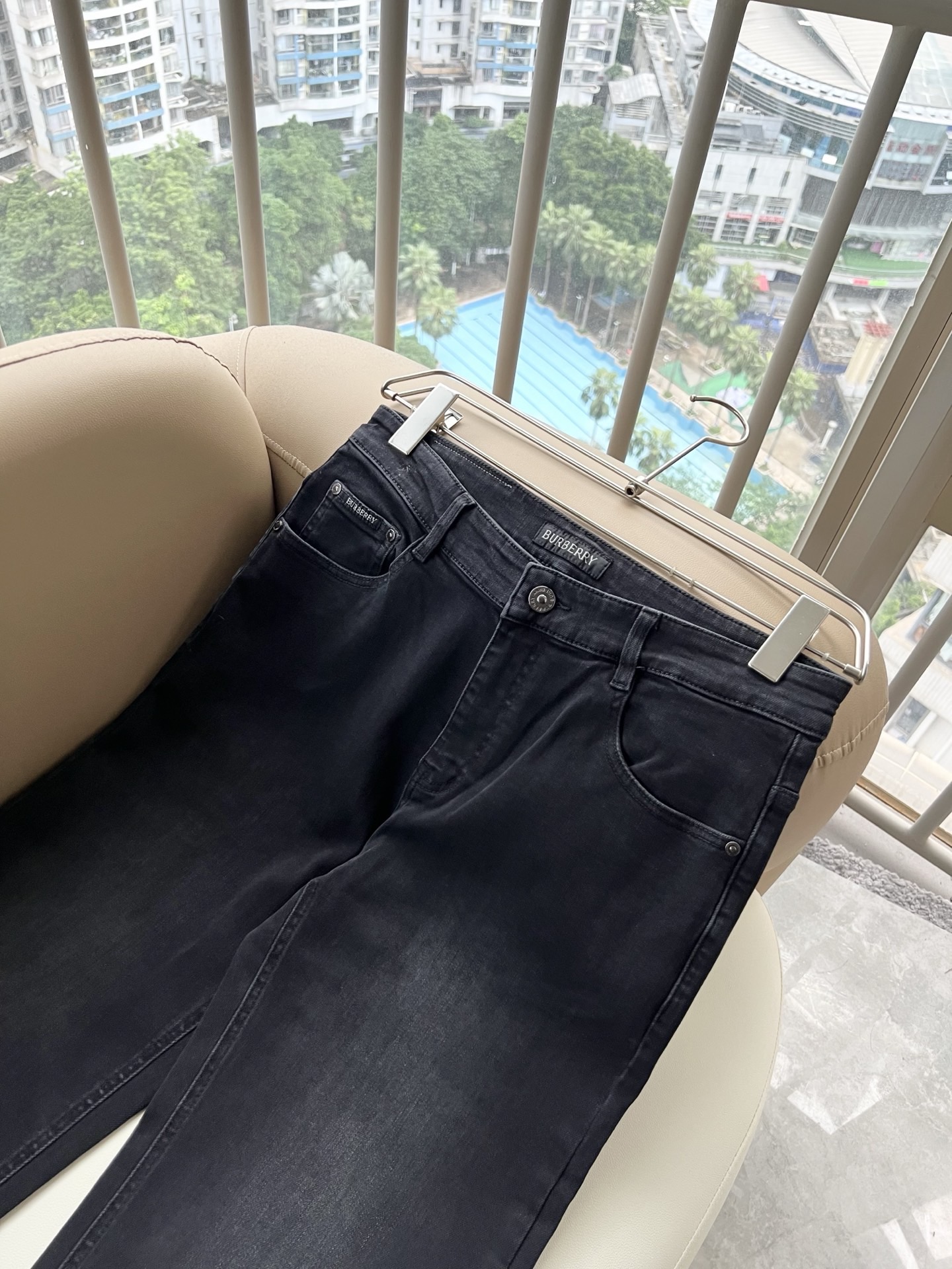 BURBER*Y巴*莉 2026秋冬新品男士高端休闲百搭牛仔裤！对于BUR粉丝来说，这样大气的经典设计足矣一眼种草，是今