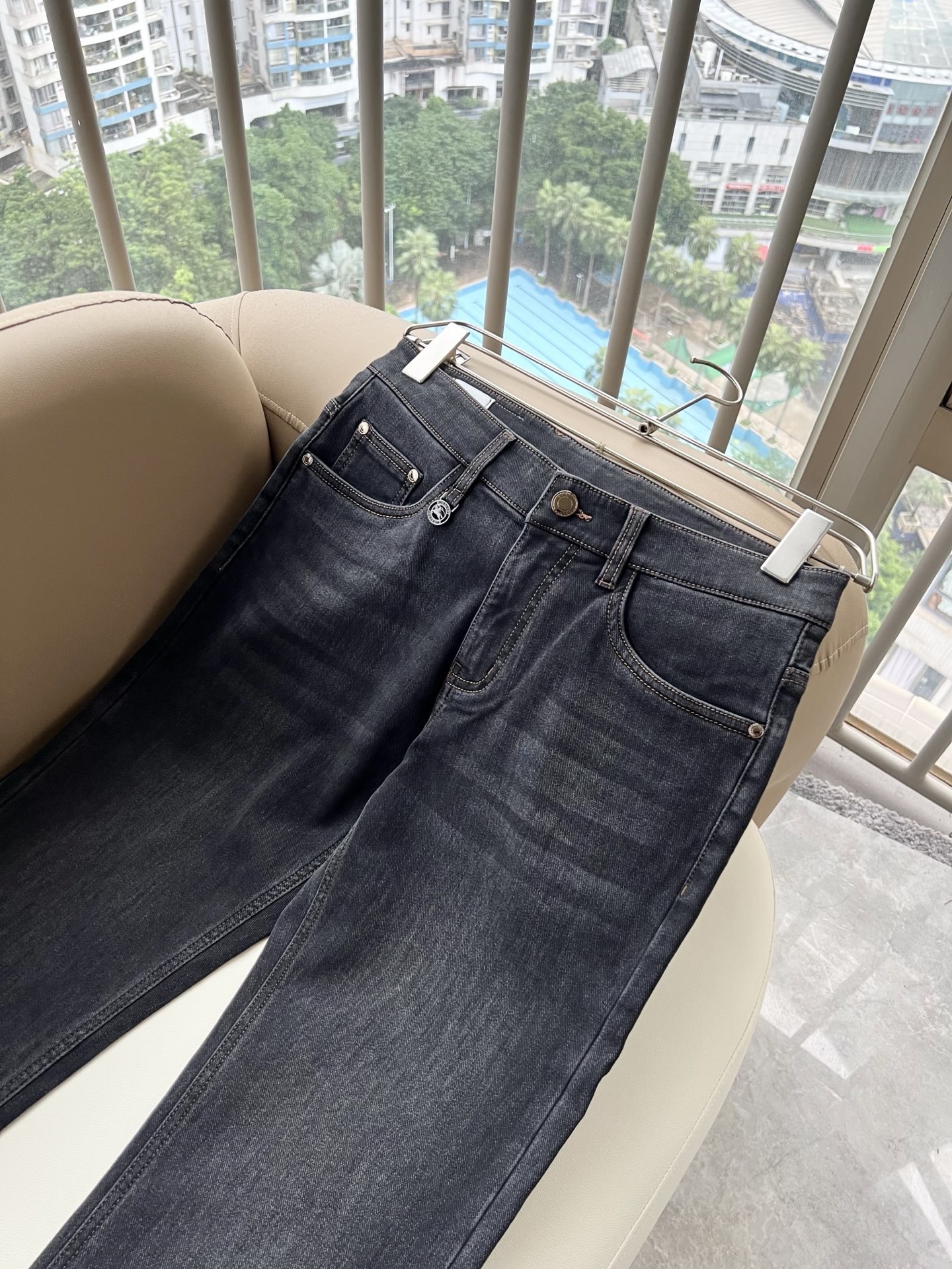 BURBER*Y巴*莉 2026秋冬新品男士高端休闲百搭牛仔裤！对于BUR粉丝来说，这样大气的经典设计足矣一眼种草，是今