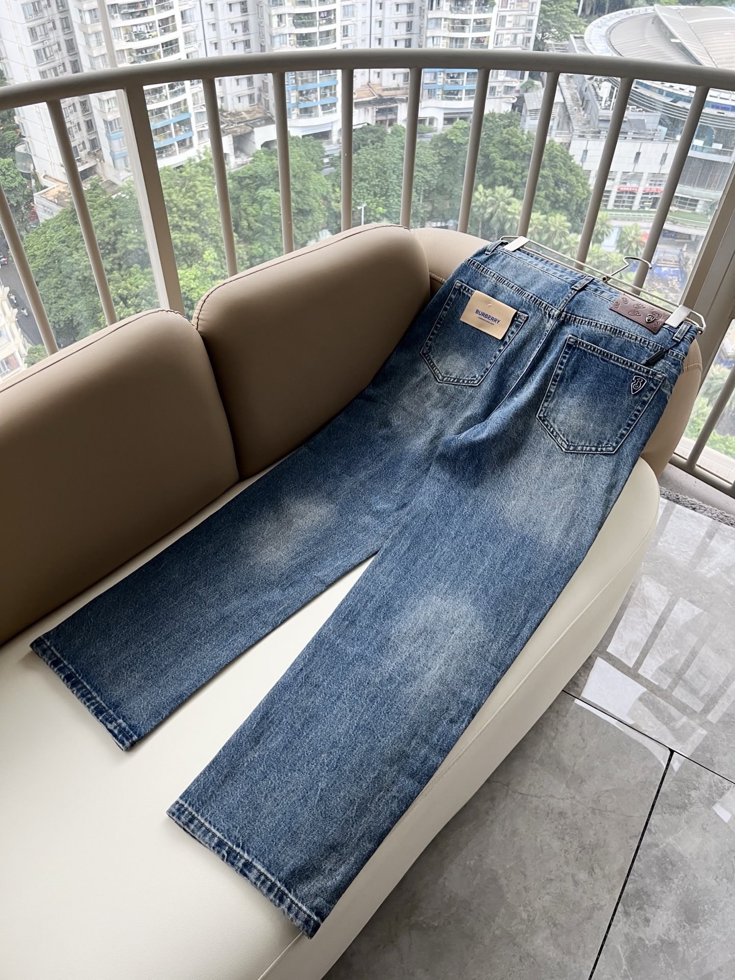 BURBER*Y巴*莉 2026秋冬新品男士高端休闲百搭牛仔裤！对于BUR粉丝来说，这样大气的经典设计足矣一眼种草，是今