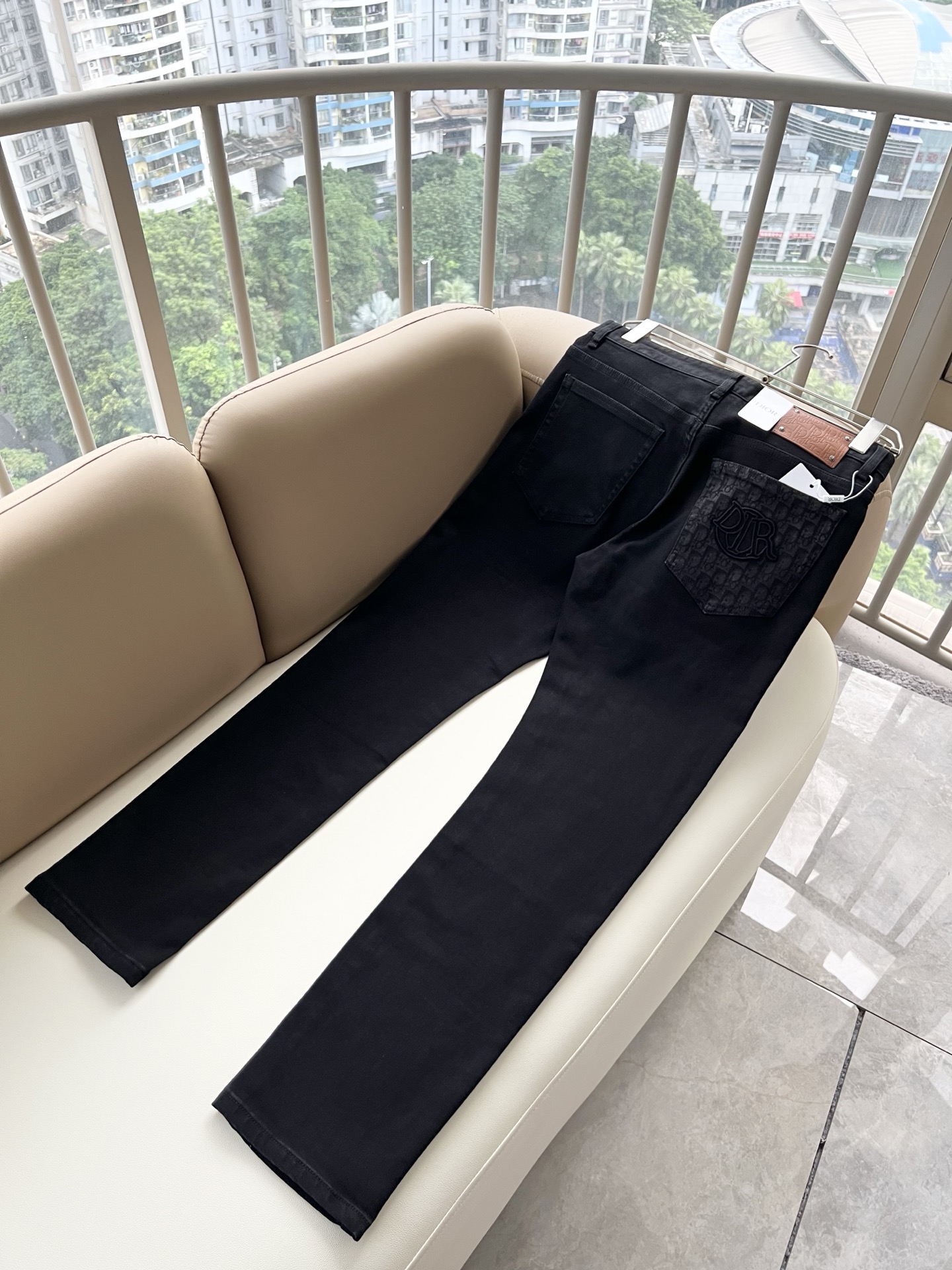 Dio*r 迪家 2026秋冬男士水洗小直筒牛仔裤!贸易公司渠道牛货,品相超赞,时尚圈万能的百搭裤王,欧美街拍中高频穿搭 Dio*r 迪家 2026秋冬男士水洗小直筒牛仔裤!贸易公司渠道牛货,品相超赞,时尚圈万能的百搭裤王,欧美街拍中高频穿搭