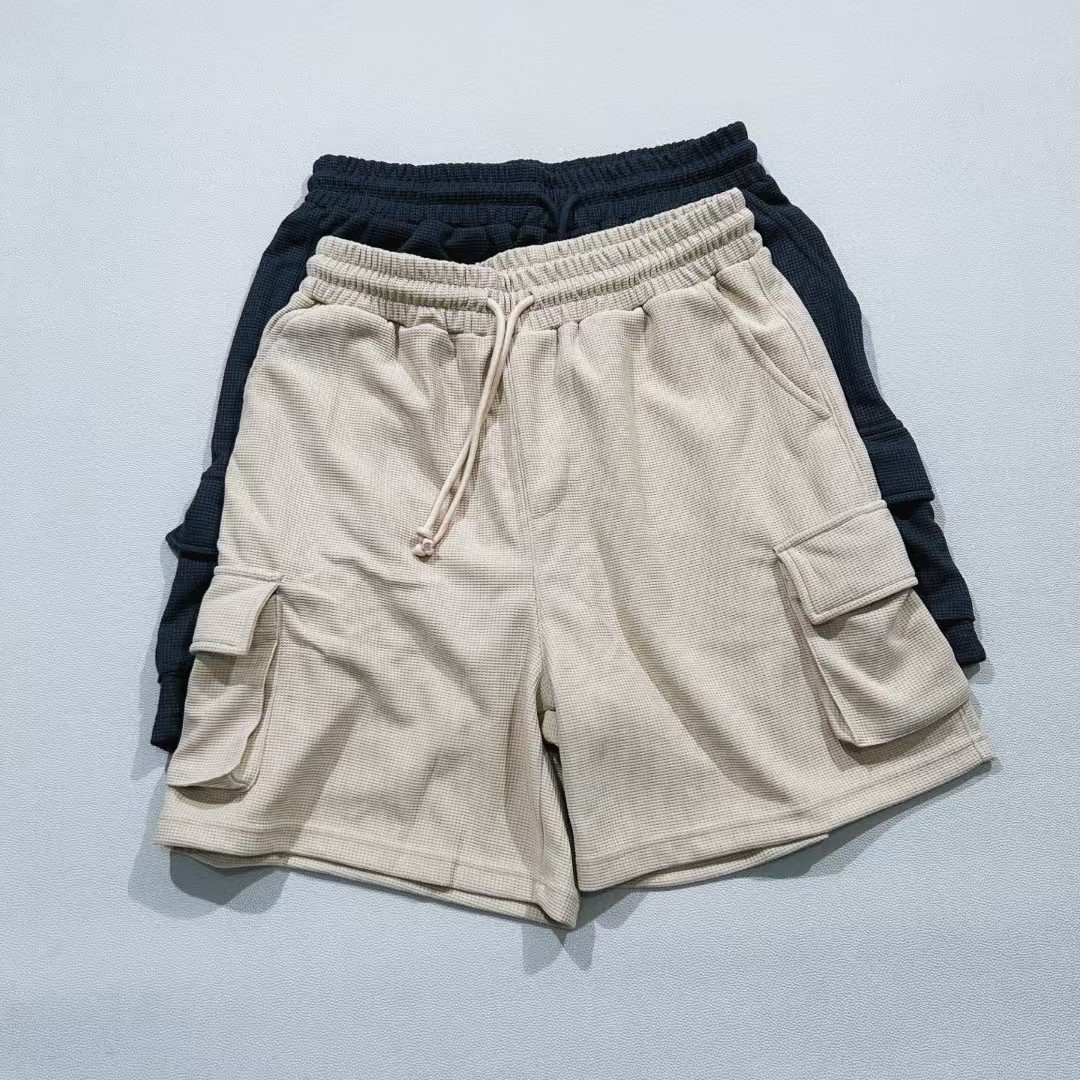 215💰（编号07）
正品kith 华夫格纯色极简短裤
全新正品，男女同款，标全支持鉴定，无吊牌包装，面料很舒服

裤子松紧腰围，数据为未拉伸状态，最少可以拉伸8cm左右，……
S 腰围72 裤长46
M 腰围76 裤长47
L 腰围80 裤长48
XL 腰围84 裤长49
Xxl 腰围88 裤长50
