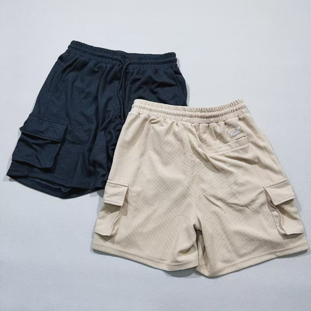 215💰（编号07）
正品kith 华夫格纯色极简短裤
全新正品，男女同款，标全支持鉴定，无吊牌包装，面料很舒服

裤子松紧腰围，数据为未拉伸状态，最少可以拉伸8cm左右，……
S 腰围72 裤长46
M 腰围76 裤长47
L 腰围80 裤长48
XL 腰围84 裤长49
Xxl 腰围88 裤长50
