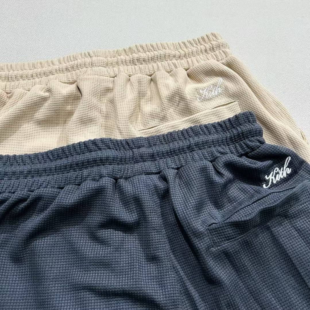 215💰（编号07）
正品kith 华夫格纯色极简短裤
全新正品，男女同款，标全支持鉴定，无吊牌包装，面料很舒服

裤子松紧腰围，数据为未拉伸状态，最少可以拉伸8cm左右，……
S 腰围72 裤长46
M 腰围76 裤长47
L 腰围80 裤长48
XL 腰围84 裤长49
Xxl 腰围88 裤长50
