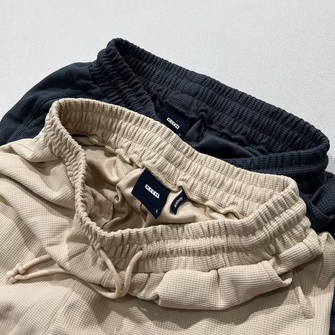 215💰（编号07）
正品kith 华夫格纯色极简短裤
全新正品，男女同款，标全支持鉴定，无吊牌包装，面料很舒服

裤子松紧腰围，数据为未拉伸状态，最少可以拉伸8cm左右，……
S 腰围72 裤长46
M 腰围76 裤长47
L 腰围80 裤长48
XL 腰围84 裤长49
Xxl 腰围88 裤长50
