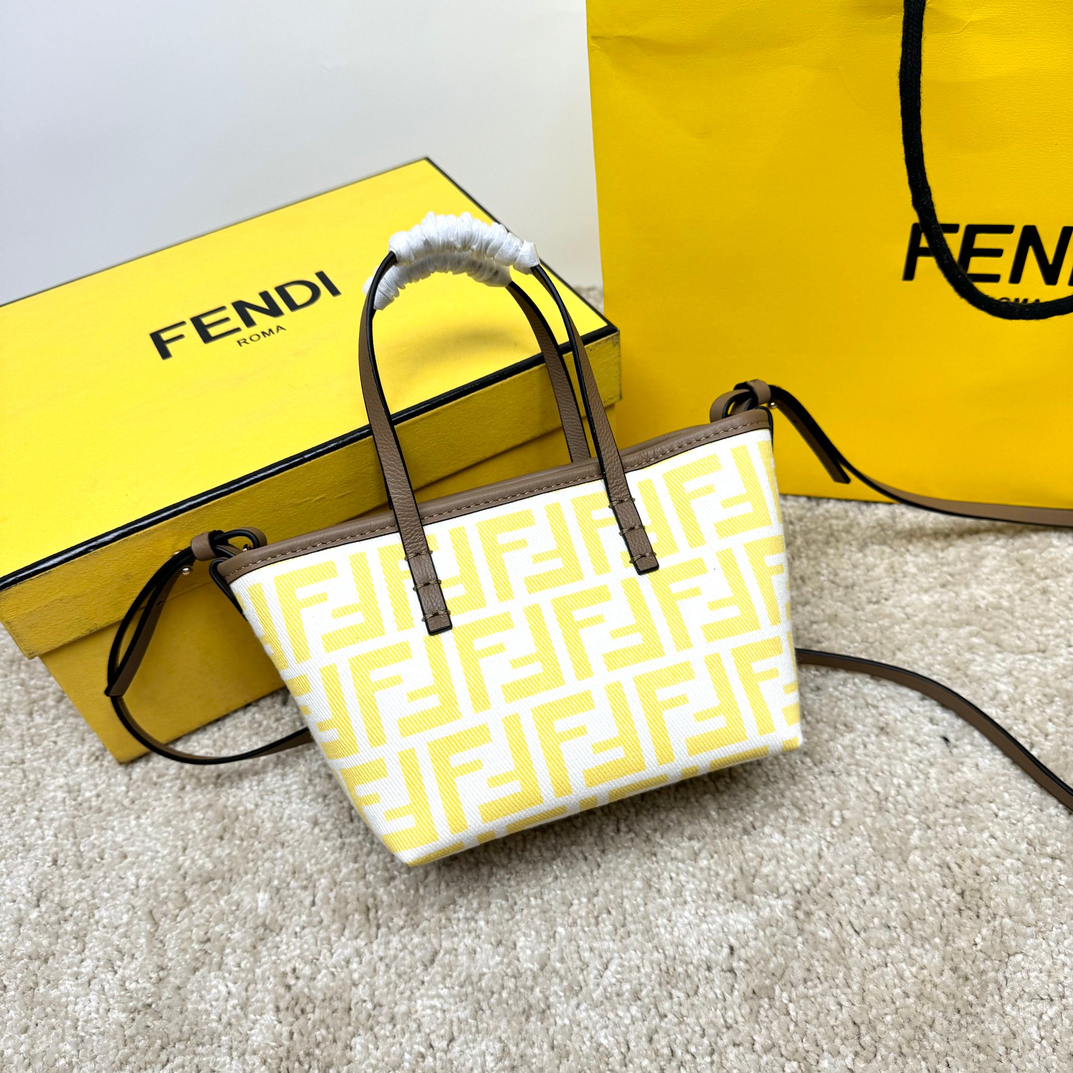 NO:183063,Genuine grade original leather version Roll mini handbag shopping bag, jacquard fabric material, decorated with iconic yellow FF pattern. Decorated with beige leather material, zipper closure, knotted leather long zipper head. Pequin striped fabric lining inner compartment, gold-finished metal parts. The handbag is equipped with removable shoulder straps and beige leather handles, both decorated with hand stitching for easy shoulder or hand-held. Size: 23×19.5×15 Model: 9901, FENDI, fendi19860909正品级 原厂皮版本 Roll迷你手袋购物袋,提花布料材质,饰有标志性黄色FF图案.饰以米色皮革材质,配以拉链开合,带打结皮革长拉链头.搭配带Pequin条纹布料衬里的内隔层,饰有金色饰面金属件.手袋配有可拆卸式肩带和米色皮革手柄,均饰有手工缝线,便于肩背或手提. 尺寸:23×19.5×15 型号:9901,FENDI,fendi,Bag