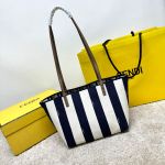 Le dernier petit sac à provisions de rouleau, des grandes sacs à main pratiques et classiques, à la fois des détails pratiques et délicats. Utilisation de conception double face, matériau en tissu liquide FF, dos de dos de l'épaule: 23-15-19.5 cm Numéro de modèle: 9899 1 Le dernier petit sac à provisions de rouleau, des grandes sacs à main pratiques et classiques, à la fois des détails pratiques et délicats. Utilisation de conception double face, matériau en tissu liquide FF, dos de dos de l’épaule: 23-15-19.5 cm Numéro de modèle: 9899