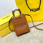 Le mini-sac à main en cuir marron d'origine est décoré avec des mots Fendi Roma imprimés à chaud et Effecture La poignée en verre organique dure est équipée d'une couche de cloison interne de la même couleur en cuir de couleur et des pièces en métal dorées. : 13cm.18cm.6.5 cm Modèle: 8002 Brown 1 Le mini-sac à main en cuir marron d’origine est décoré avec des mots Fendi Roma imprimés à chaud et Effecture La poignée en verre organique dure est équipée d’une couche de cloison interne de la même couleur en cuir de couleur et des pièces en métal dorées. : 13cm.18cm.6.5 cm Modèle: 8002 Brown