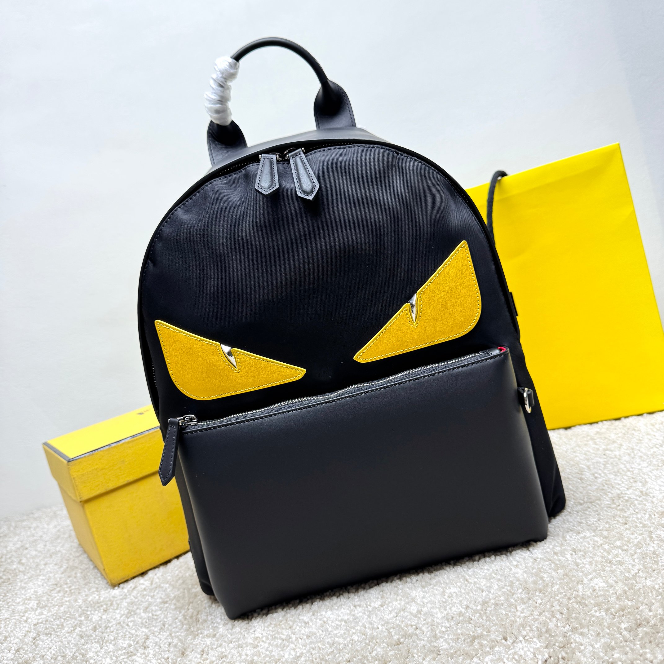 NO:186691,Genuine grade high quality counter quality men's backpack nylon cloth spliced ​​black leather backpack business travel and leisure essential hot products super large space super practical embedded BAGBUGS eye pattern shape leather side and handle practical front zipper pocket adjustable nylon shoulder strap and breathable technology mesh fabric back double zipper closure [Strong][Strong] Exclusive real shot size 33:38:16cm backpack, FENDI, fendi, backpacks19860909正品级 高质量 专柜品质男士双肩包尼龙布拼接黑色皮革背包商务旅行休闲必备爆款超大空间超实用嵌入BAGBUGS眼睛图案造型皮革侧面和提手实用的正面拉链口袋可调节尼龙肩带和透气科技网眼布料背面双拉链开合[强][强]独家实拍尺寸33:38:16cm 背包,FENDI,fendi,backpacks,Bag