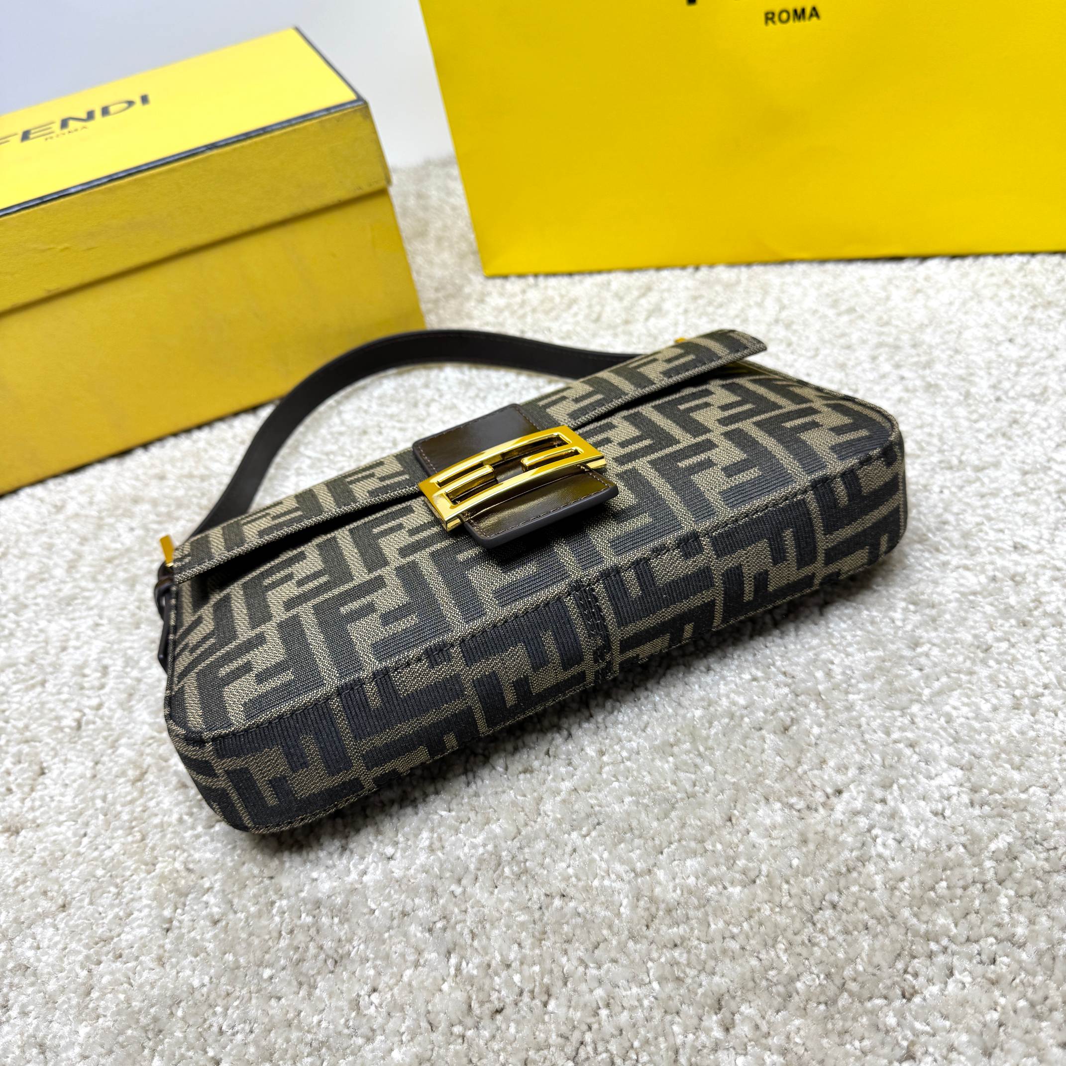 Fendi 小号法棍布包