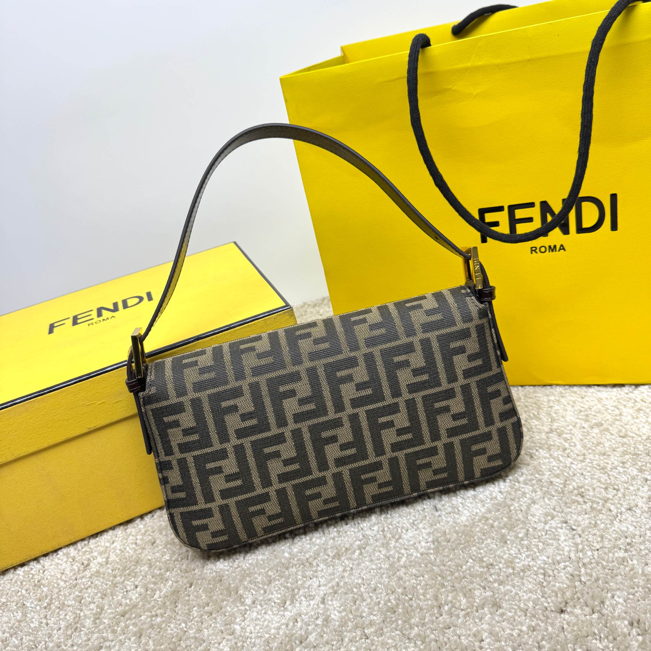 Fendi 小号法棍布包