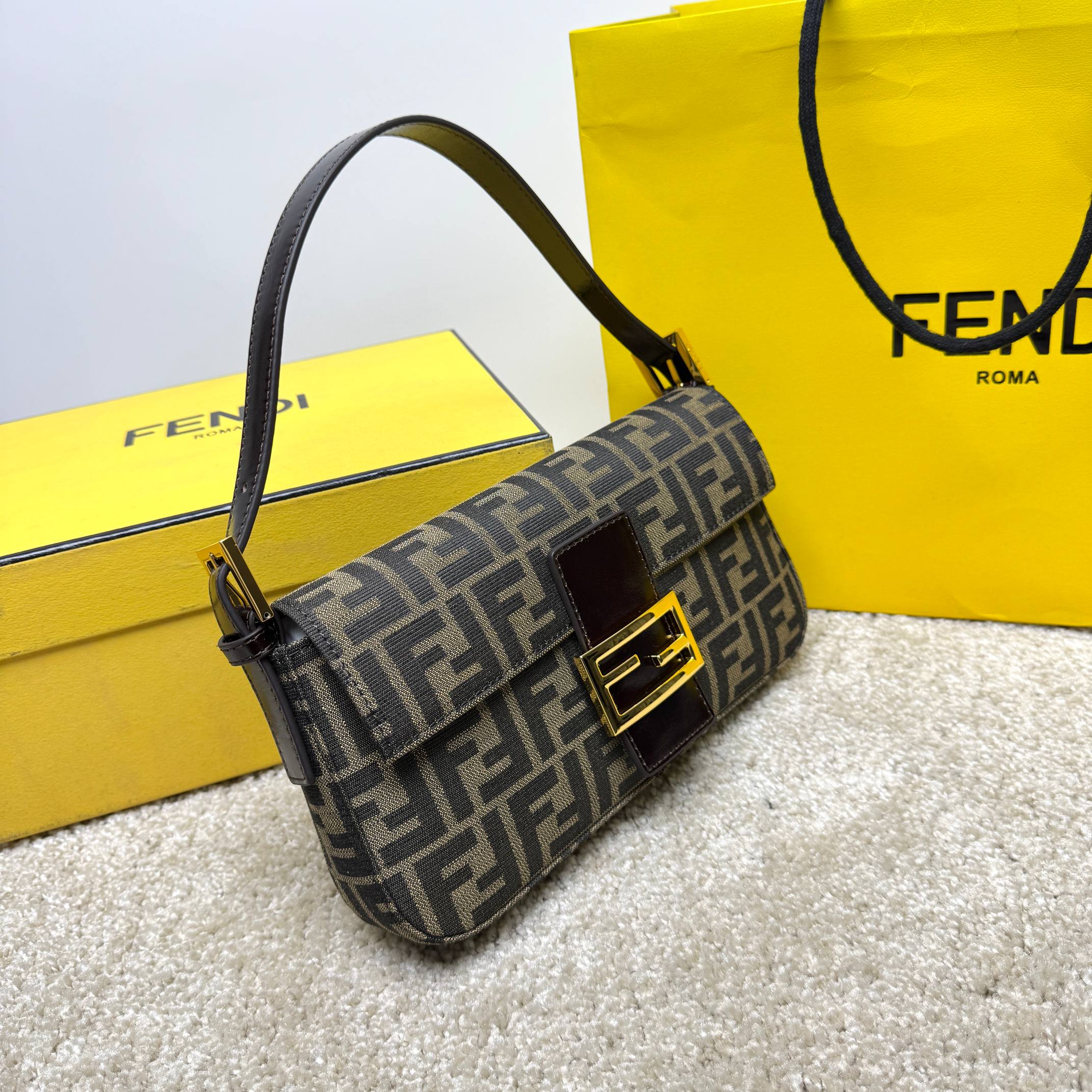Fendi 小号法棍布包