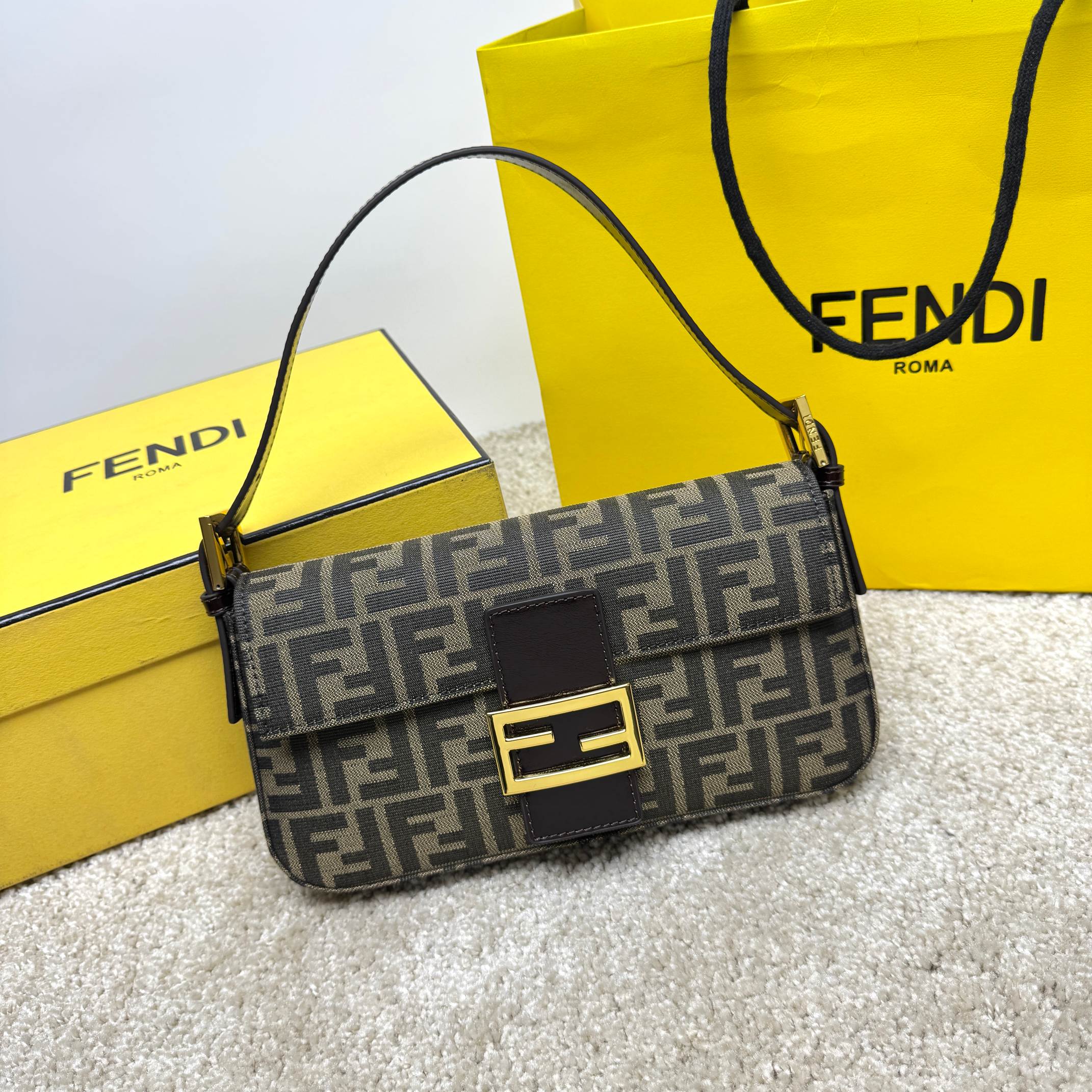 Fendi 小号法棍布包