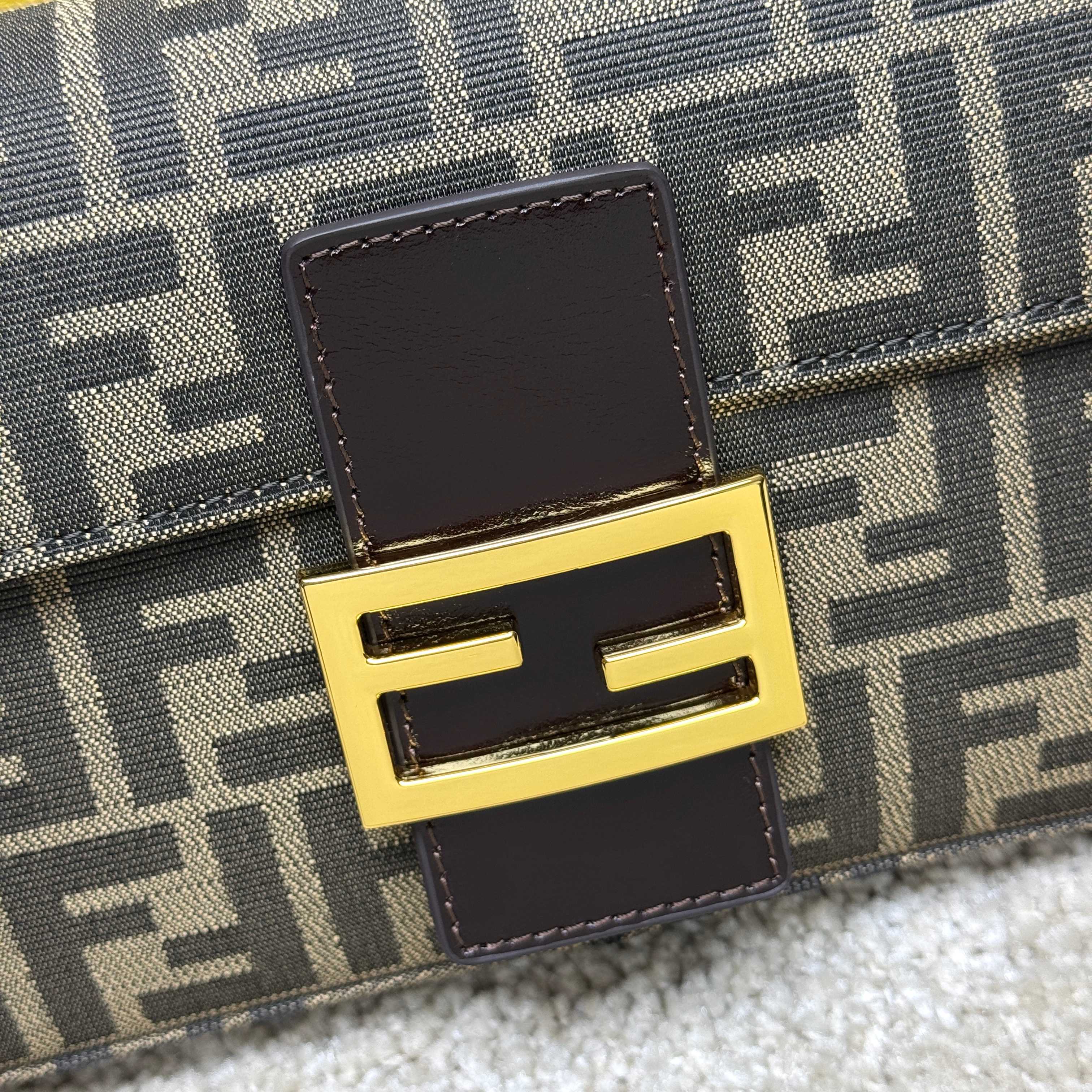 Fendi 小号法棍布包