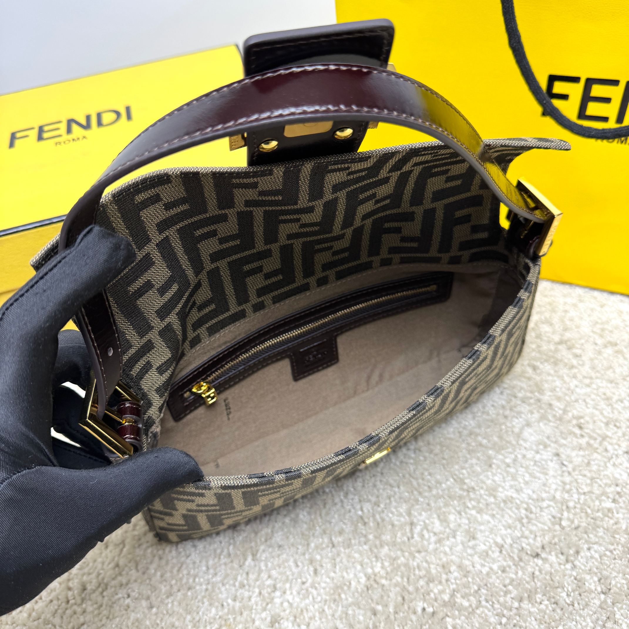 Fendi 小号法棍布包