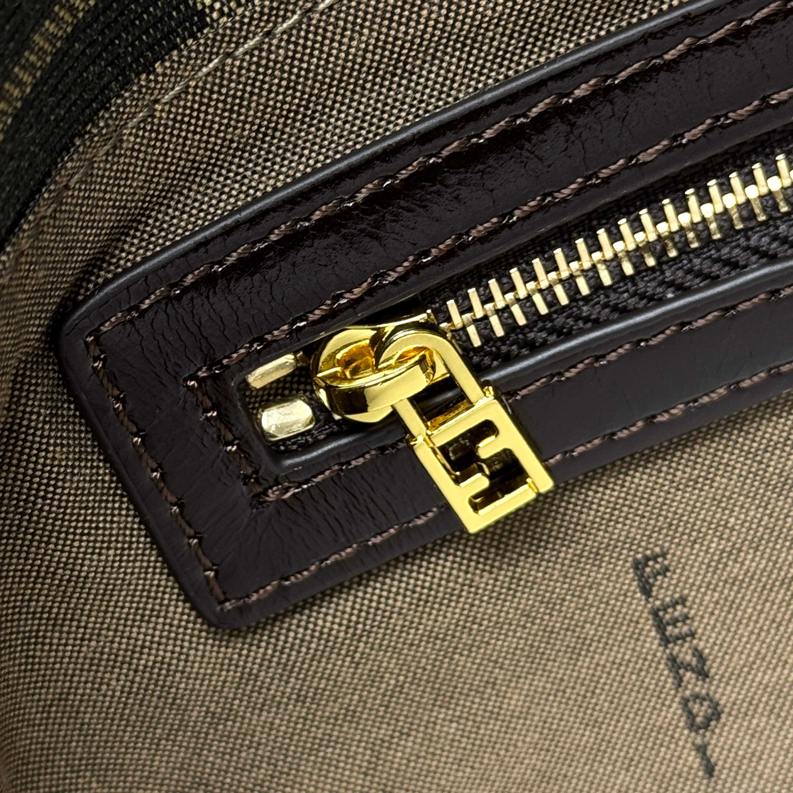 Fendi 小号法棍布包