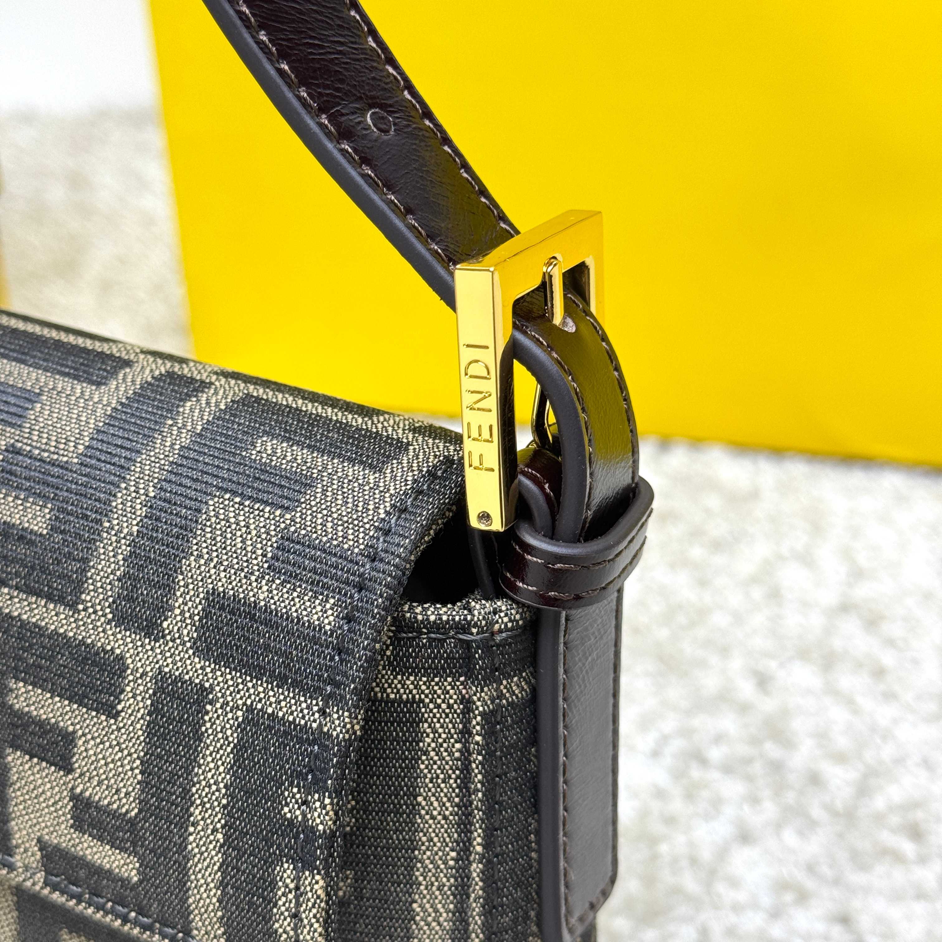 Fendi 小号法棍布包