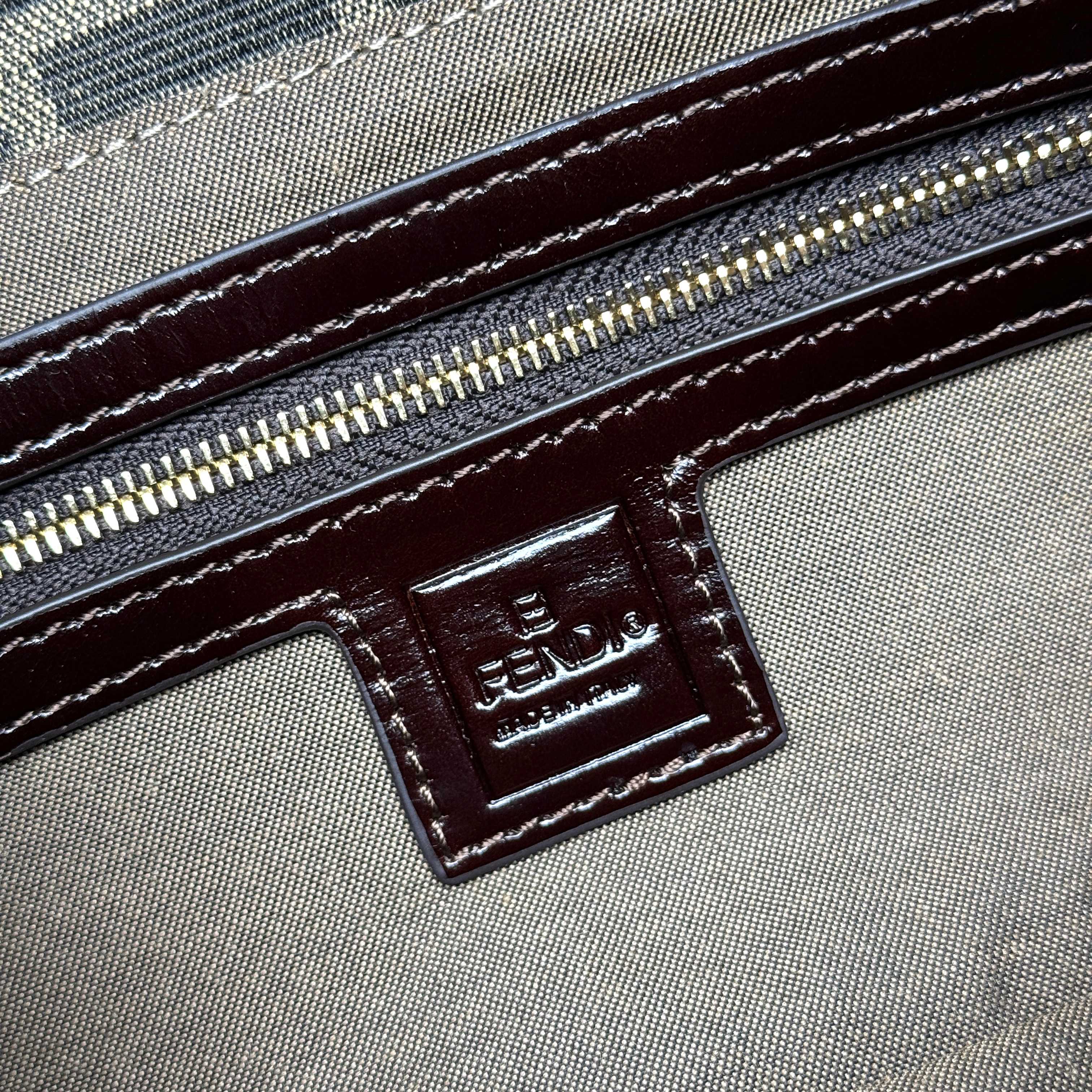 Fendi 小号法棍布包