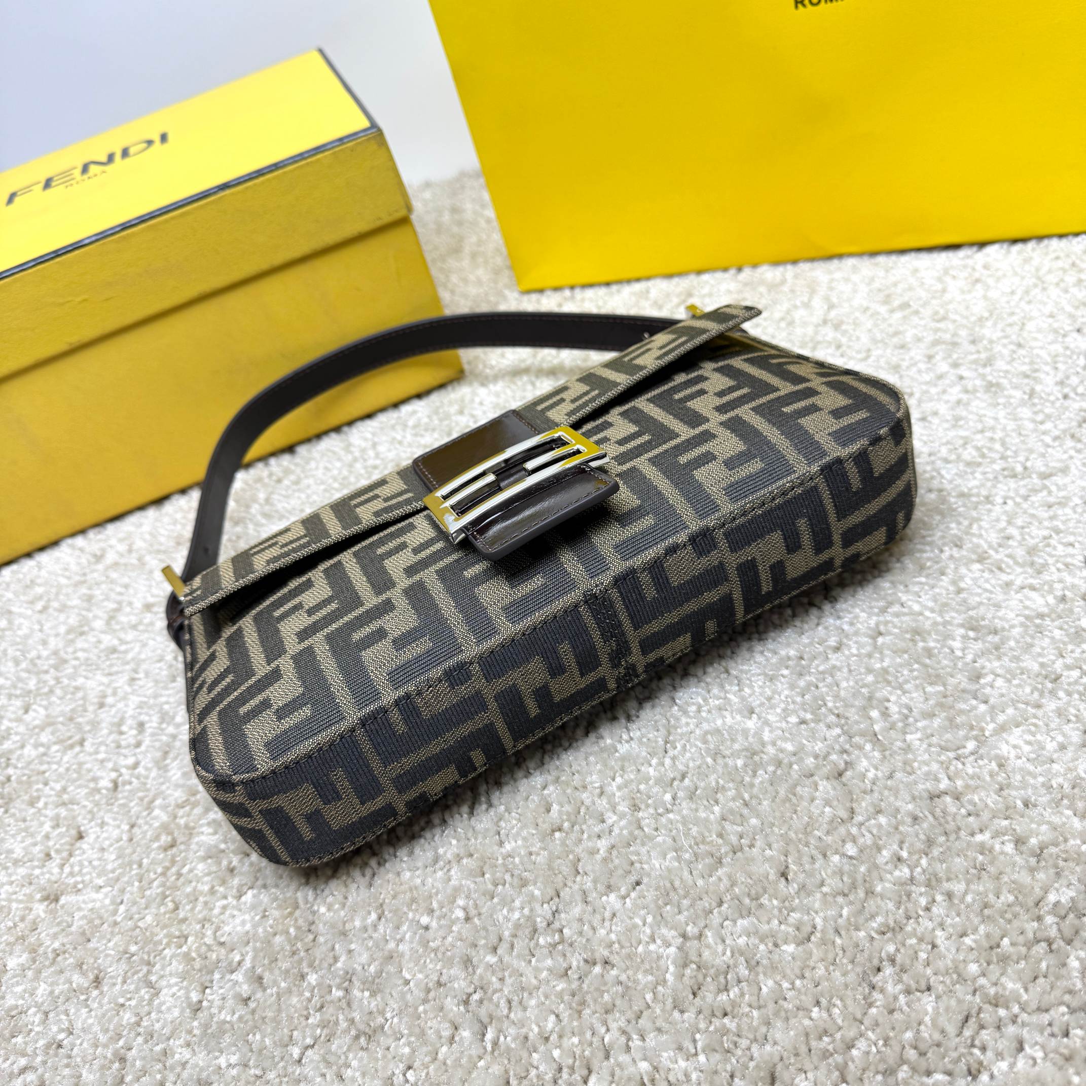 Fendi 小号法棍布包