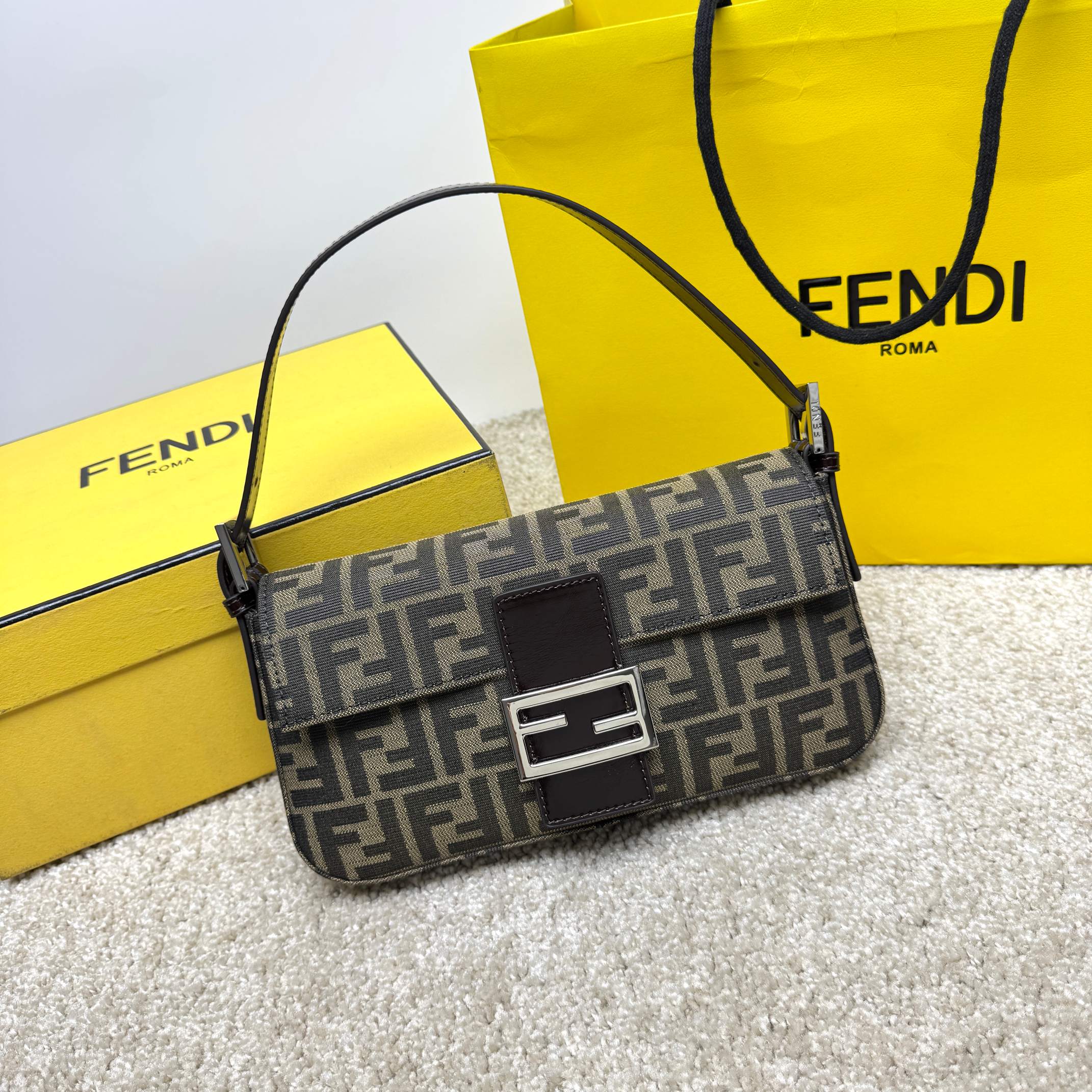 Fendi 小号法棍布包