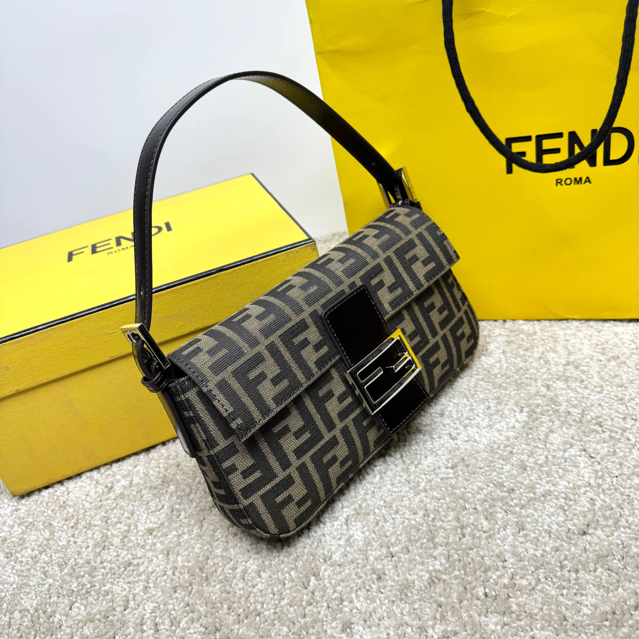 Fendi 小号法棍布包