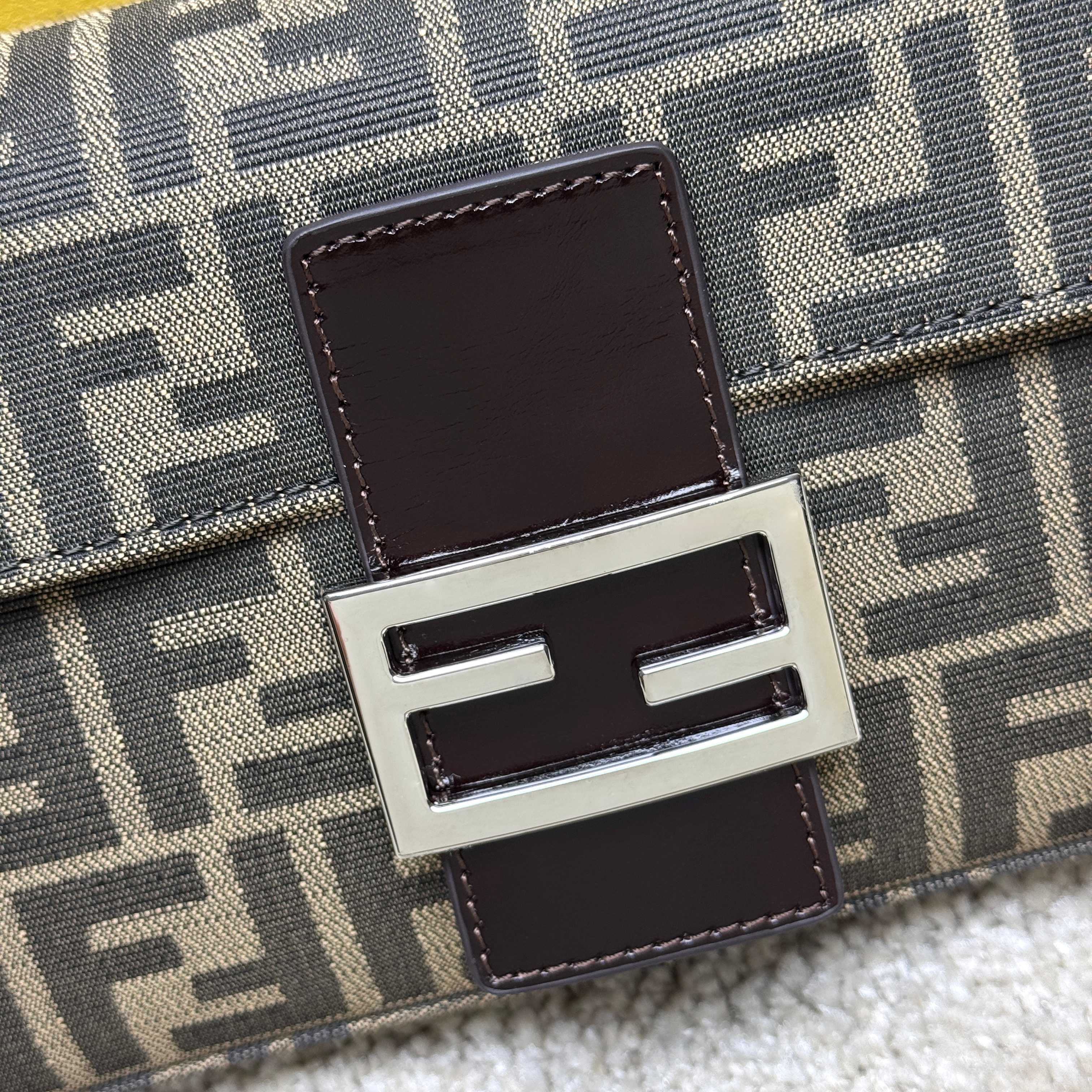 Fendi 小号法棍布包