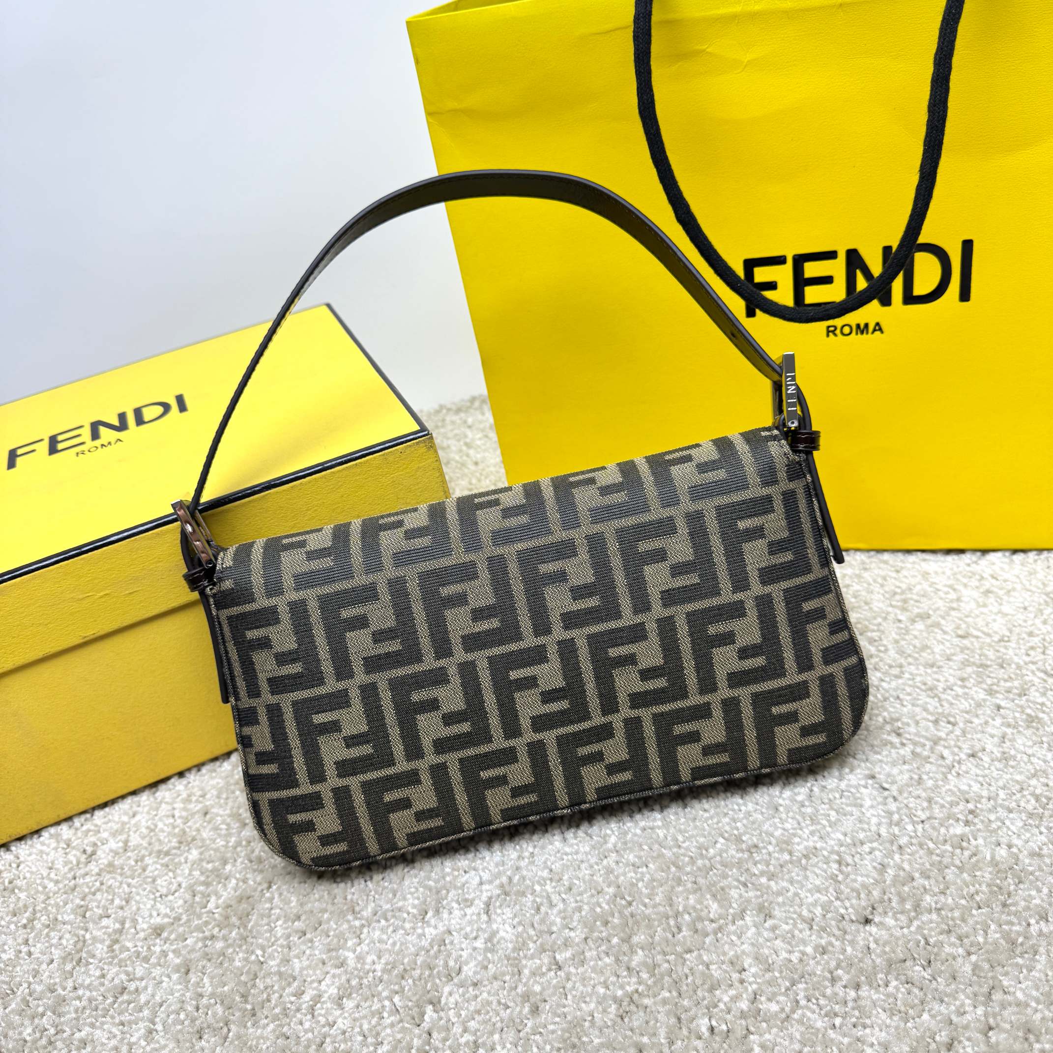 Fendi 小号法棍布包