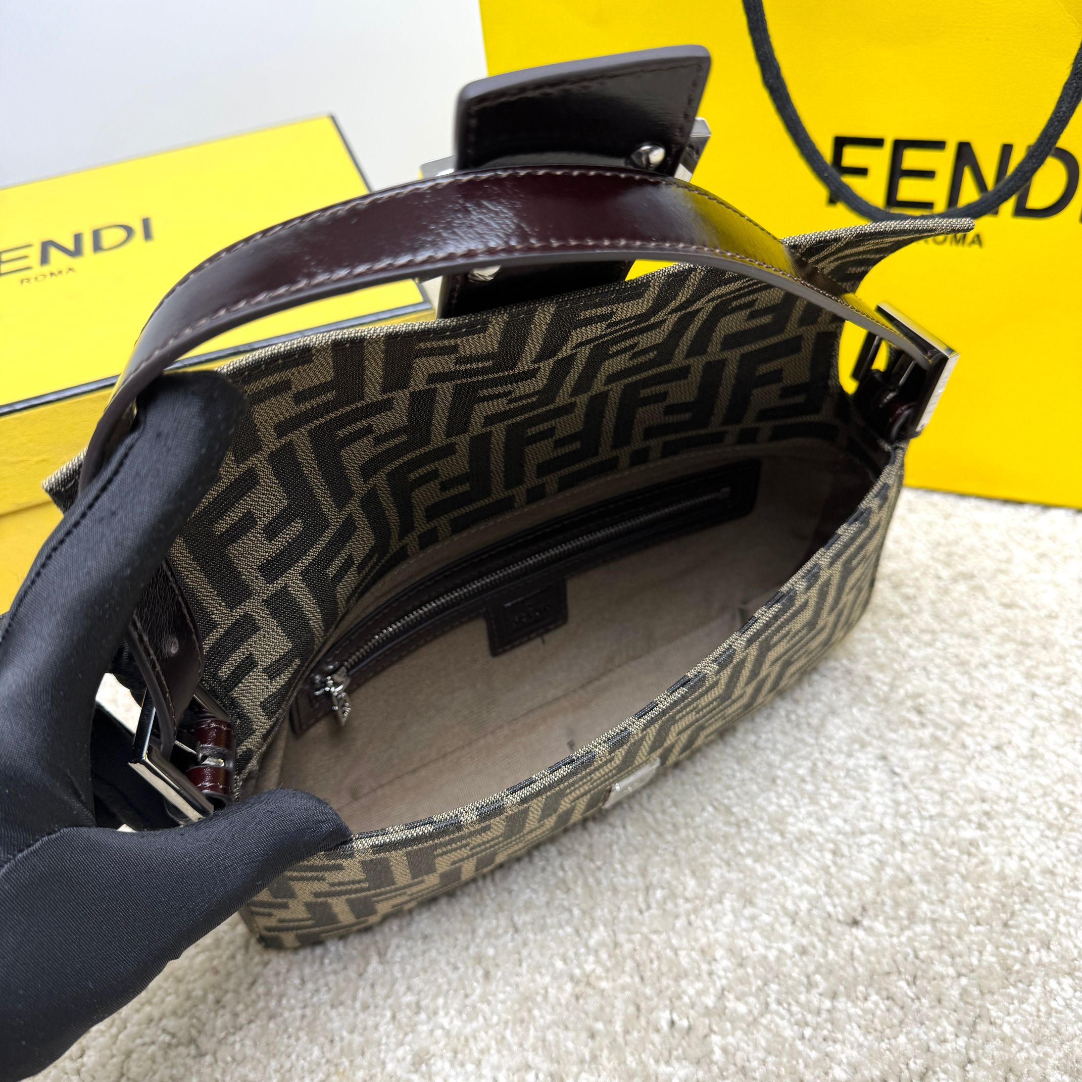 Fendi 小号法棍布包