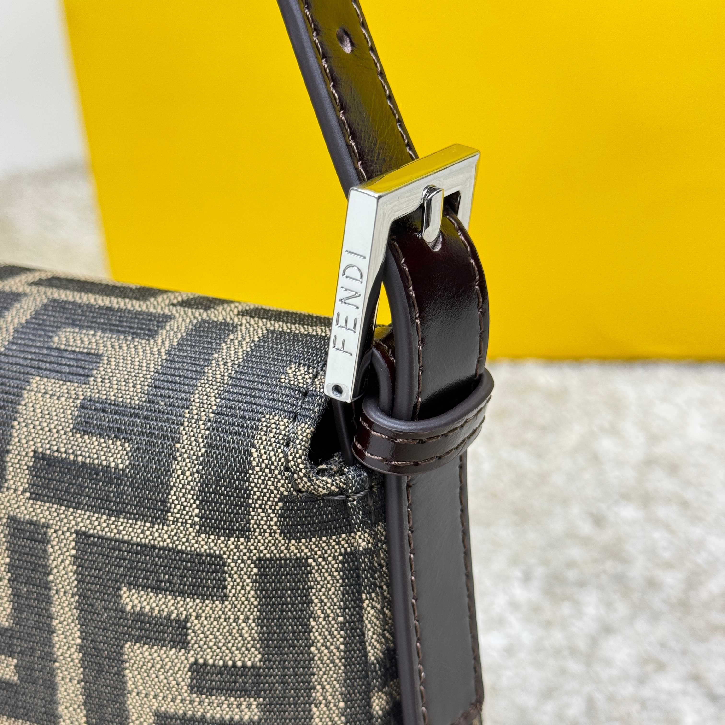 Fendi 小号法棍布包