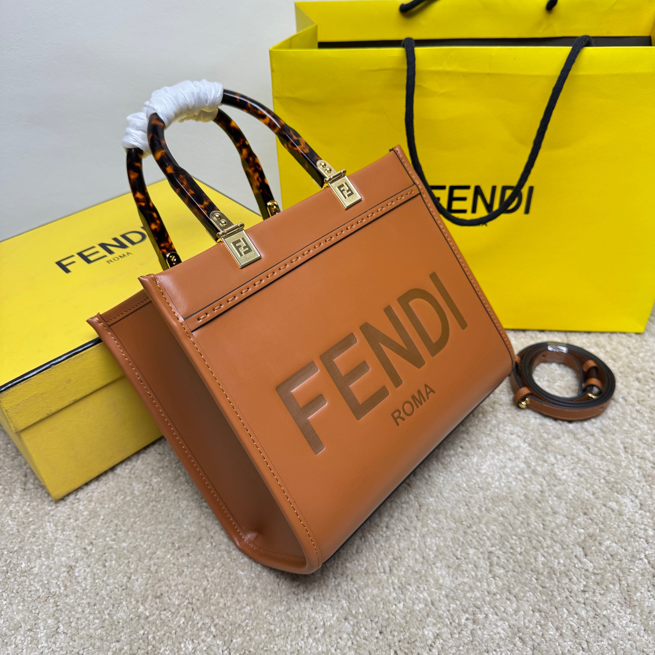 Fendi 小号 Sunshine小号手提袋 棕色皮革材质 饰有烫印“FENDI ROMA”图案