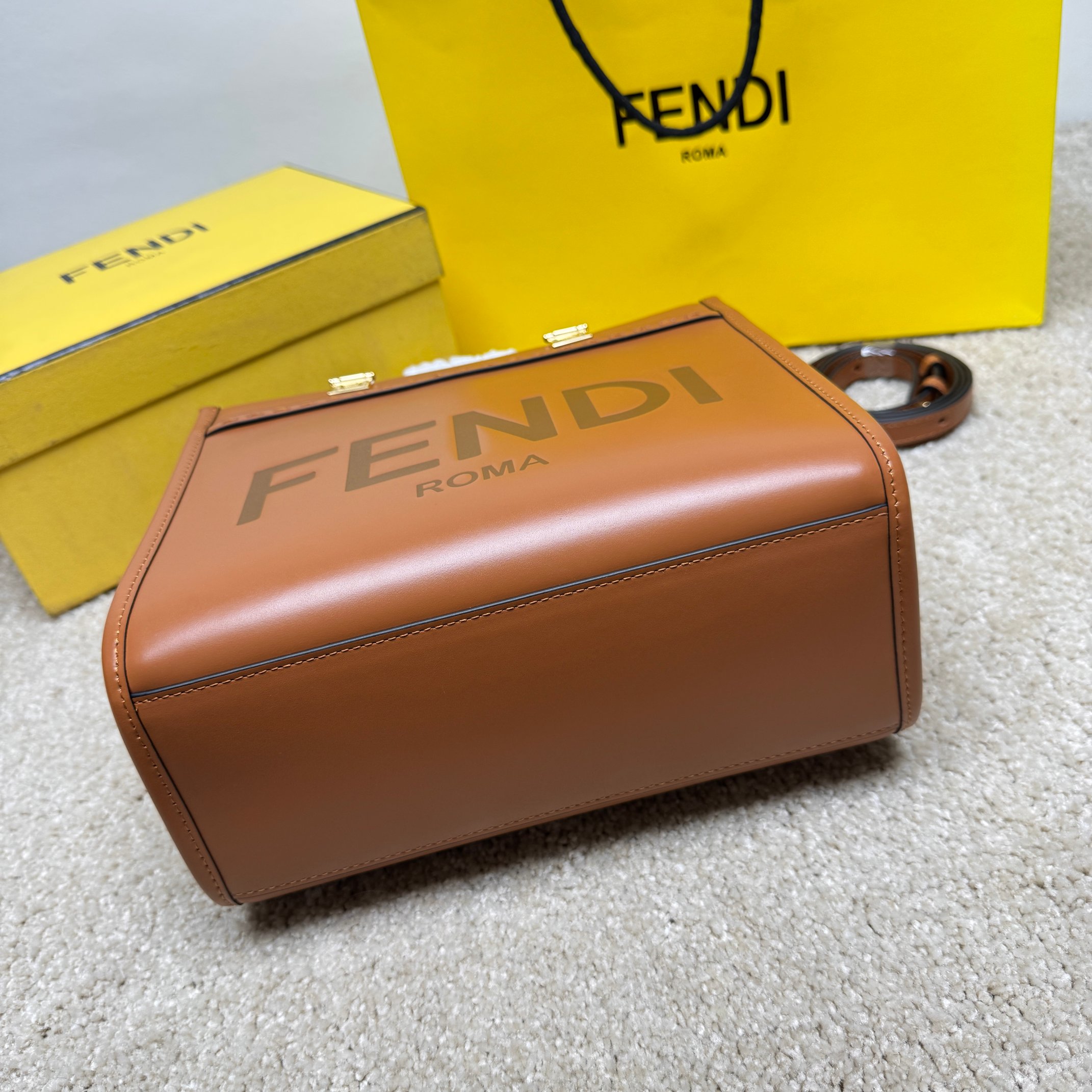 Fendi 小号 Sunshine小号手提袋 棕色皮革材质 饰有烫印“FENDI ROMA”图案