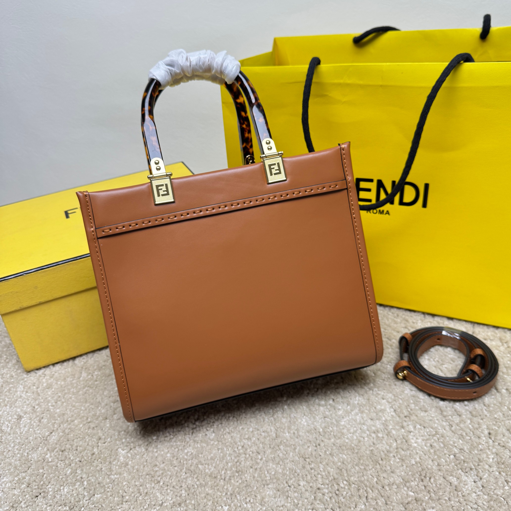 Fendi 小号 Sunshine小号手提袋 棕色皮革材质 饰有烫印“FENDI ROMA”图案