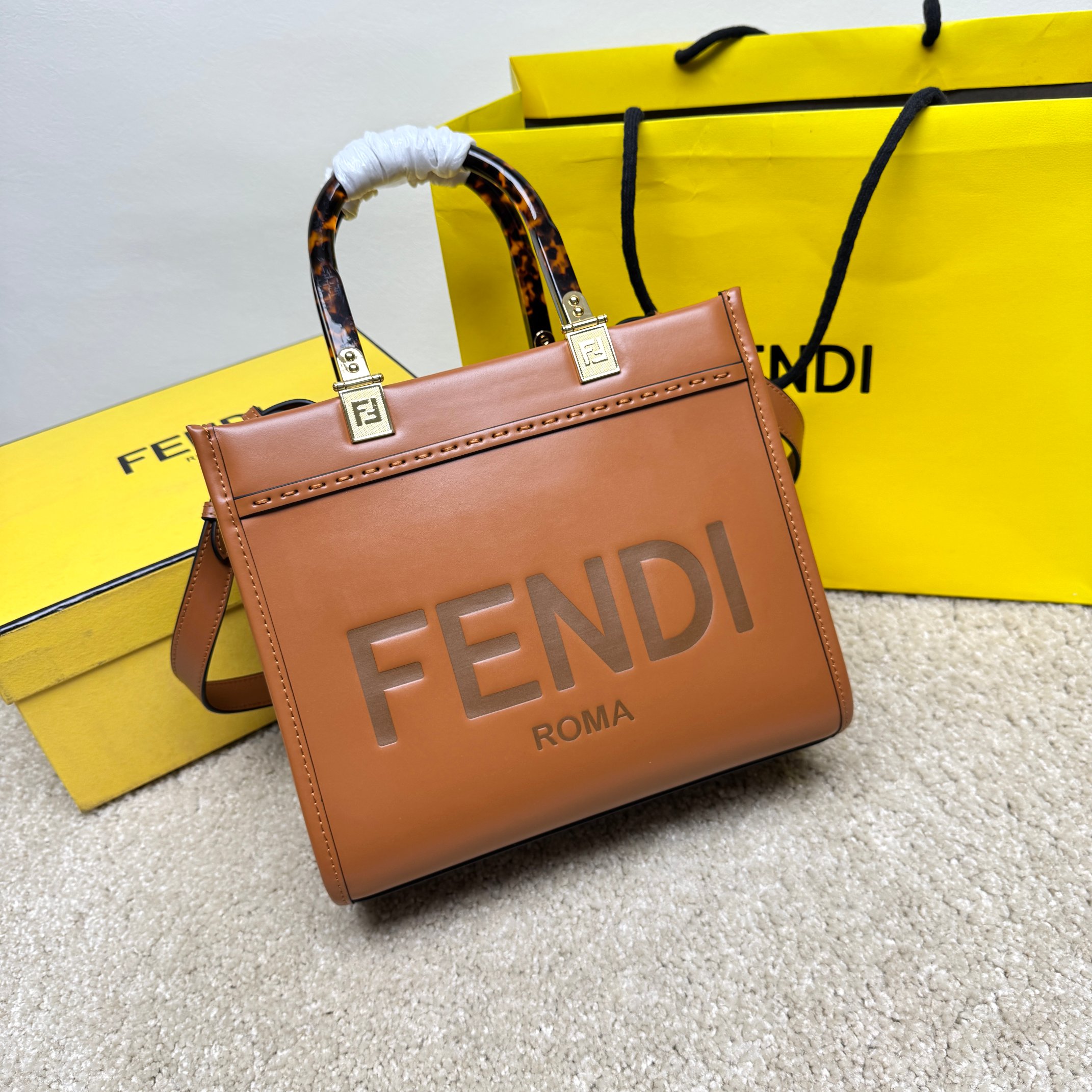 Fendi 小号 Sunshine小号手提袋 棕色皮革材质 饰有烫印“FENDI ROMA”图案