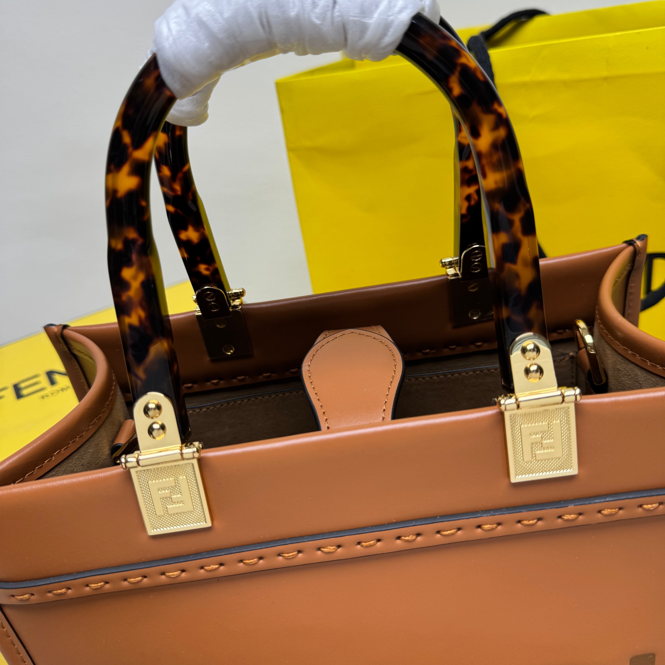 Fendi 小号 Sunshine小号手提袋 棕色皮革材质 饰有烫印“FENDI ROMA”图案