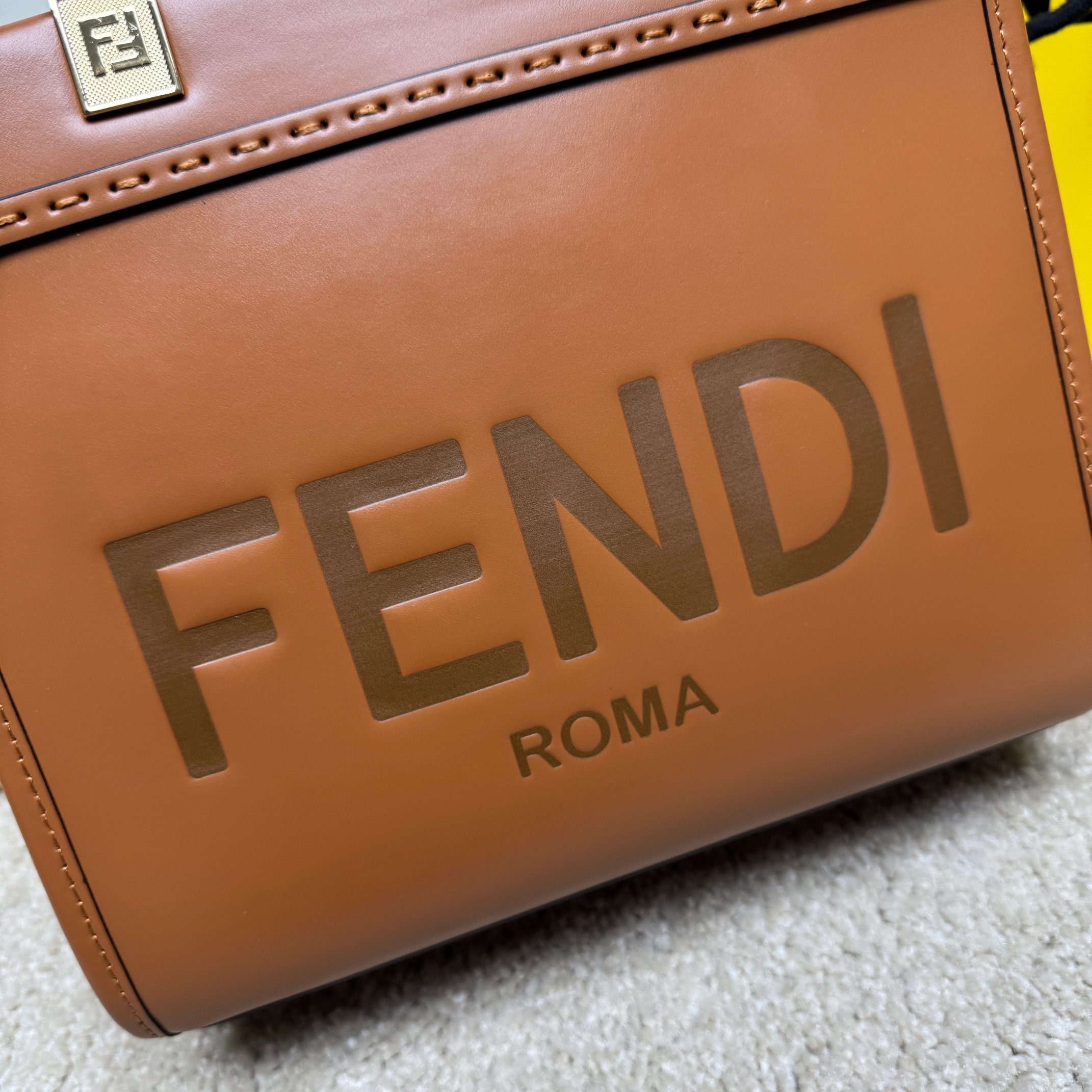 Fendi 小号 Sunshine小号手提袋 棕色皮革材质 饰有烫印“FENDI ROMA”图案