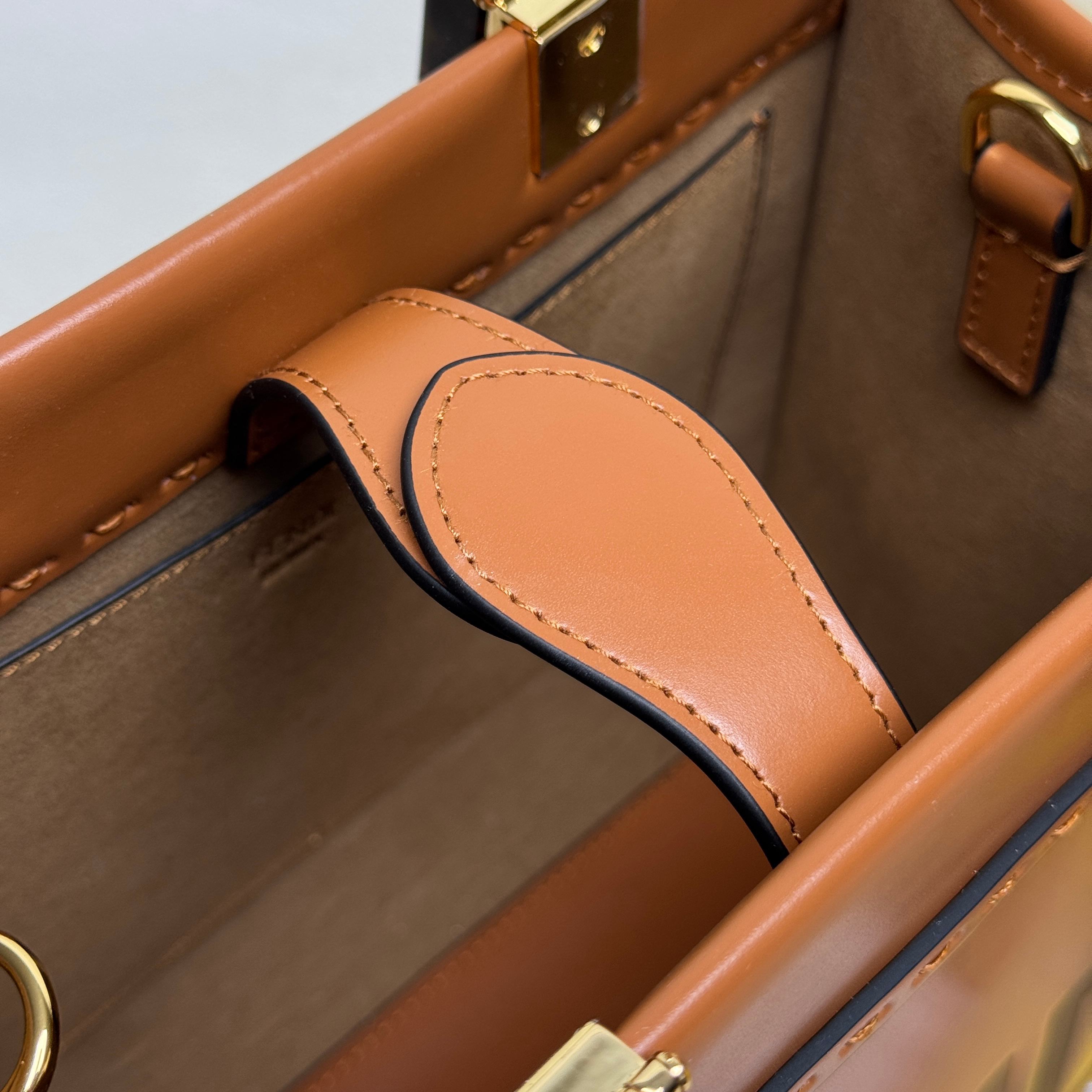 Fendi 小号 Sunshine小号手提袋 棕色皮革材质 饰有烫印“FENDI ROMA”图案
