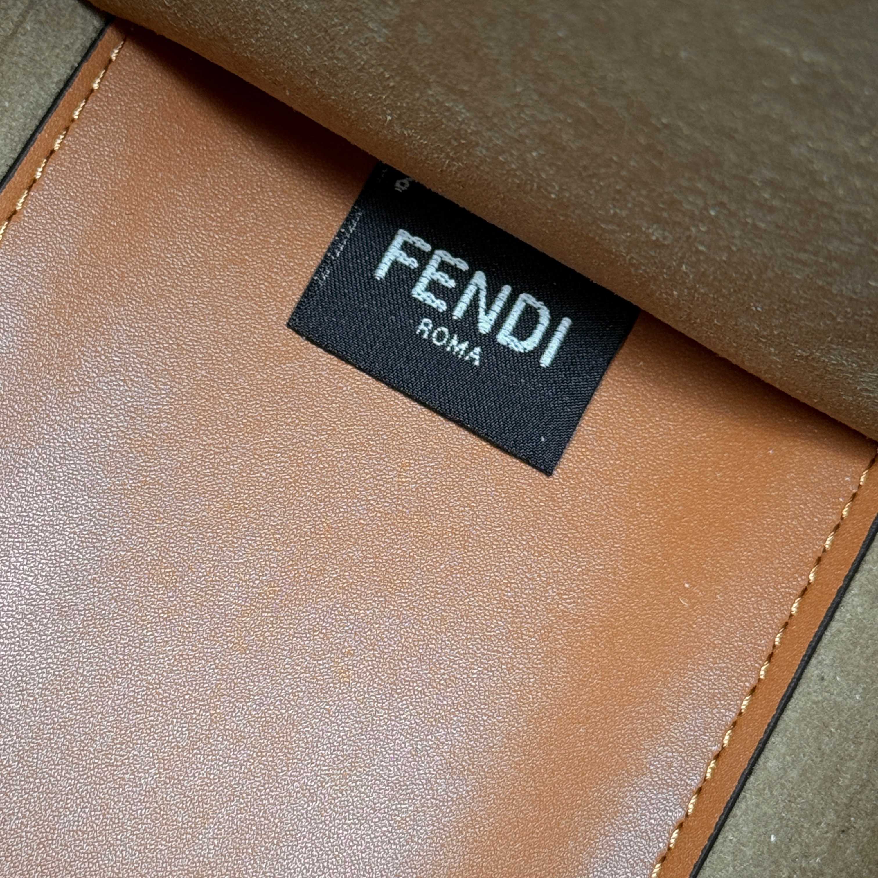 Fendi 小号 Sunshine小号手提袋 棕色皮革材质 饰有烫印“FENDI ROMA”图案