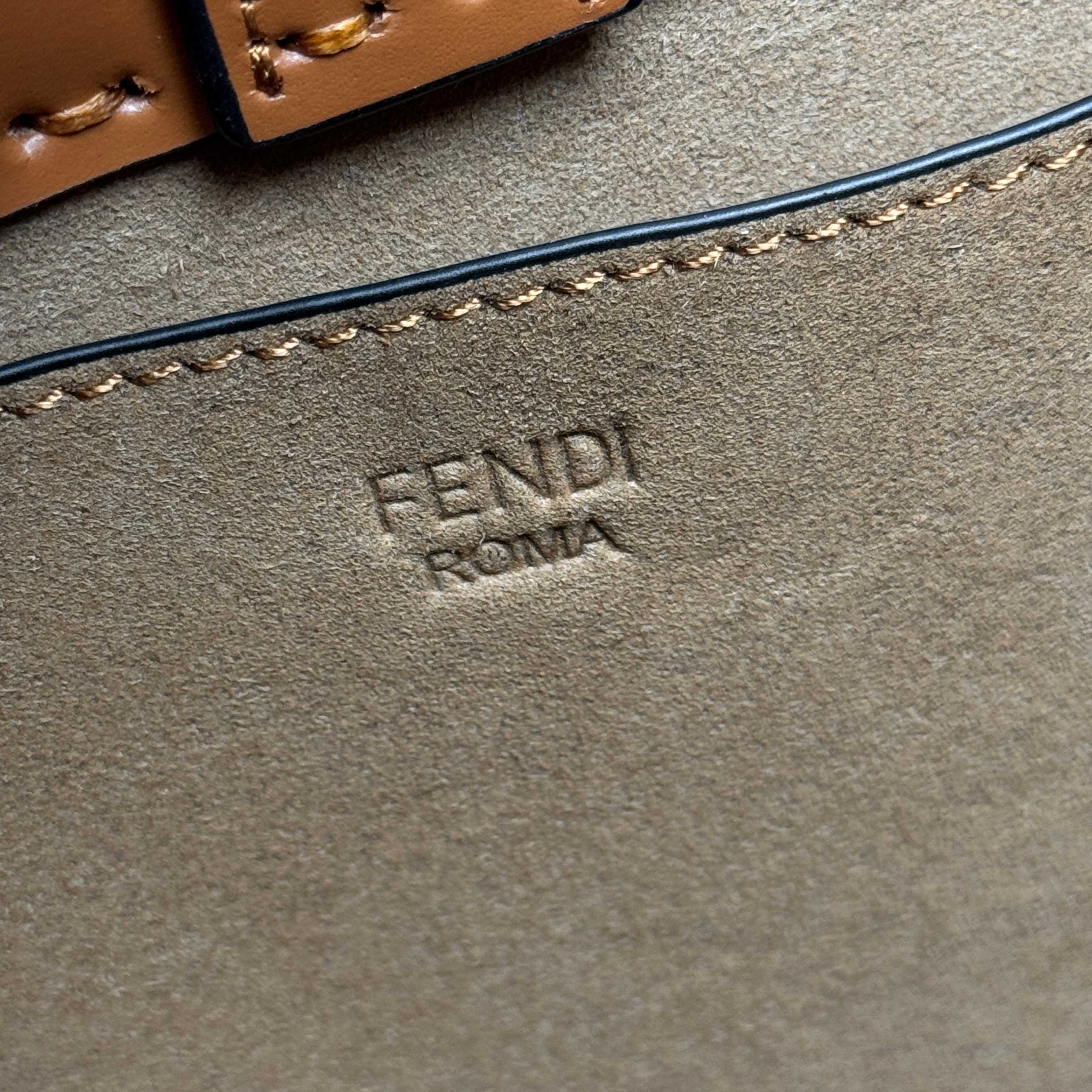 Fendi 小号 Sunshine小号手提袋 棕色皮革材质 饰有烫印“FENDI ROMA”图案