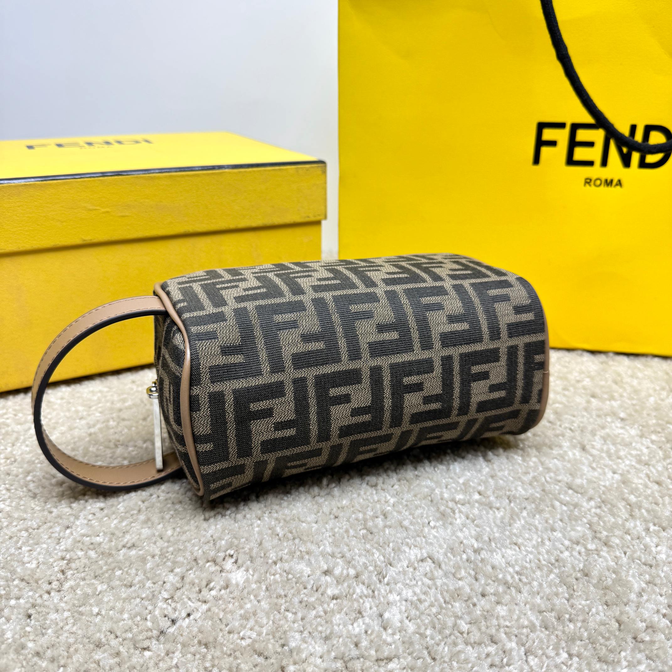 Fendi 独家 开发 百分百头层牛皮 对版老花面料 干净整洁的做工体现了每一步的用心