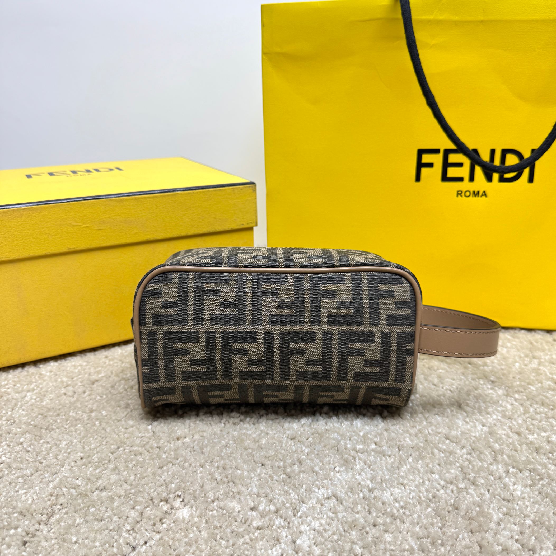 Fendi 独家 开发 百分百头层牛皮 对版老花面料 干净整洁的做工体现了每一步的用心